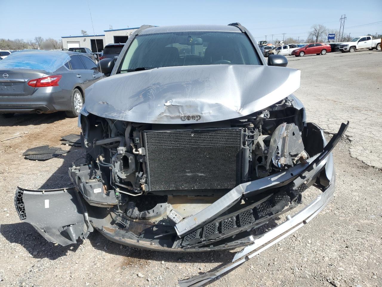2016 Jeep Compass VIN 1C4NJCBA4GD711214 Copart auction photo, front end / minor dent/scratches damage thumbnail 5