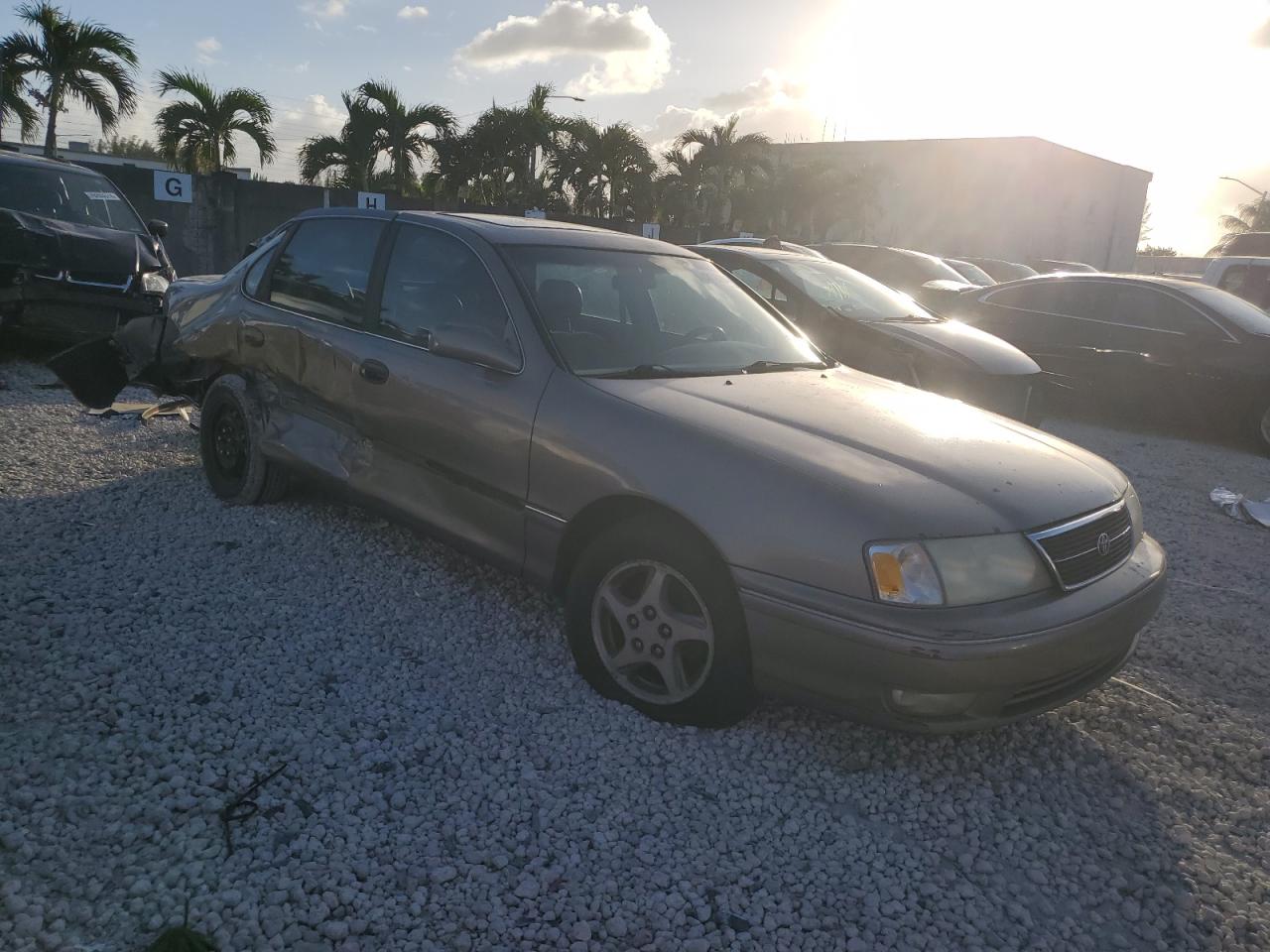 1998 Toyota Avalon VIN 4T1BF18B0WU280020 Copart auction photo, side / rear end damage thumbnail 4