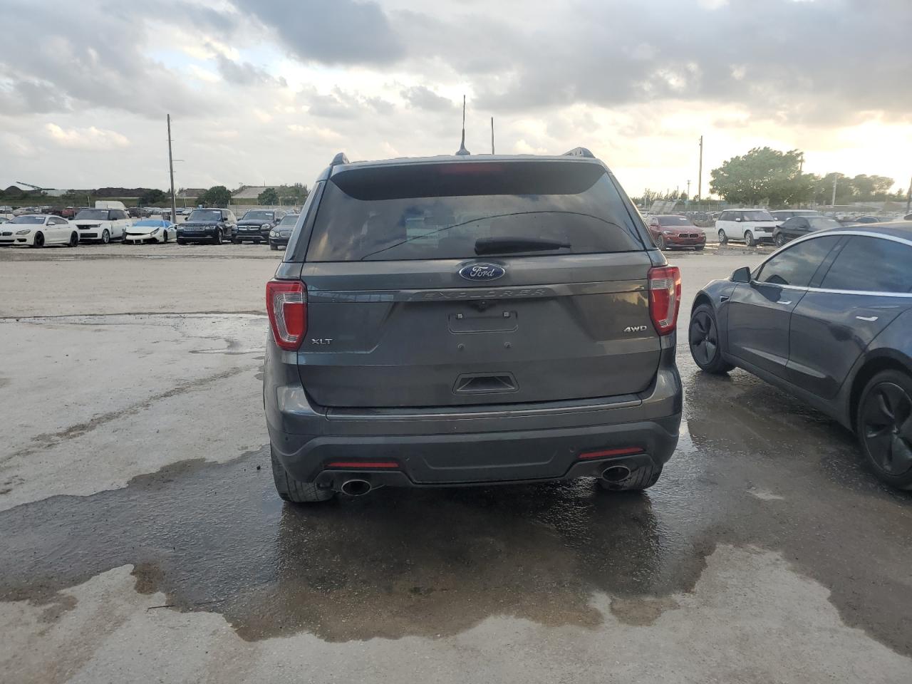 2018 Ford Explorer VIN 1FM5K8D83JGC61075 Copart auction photo, side / minor dent/scratches damage thumbnail 6
