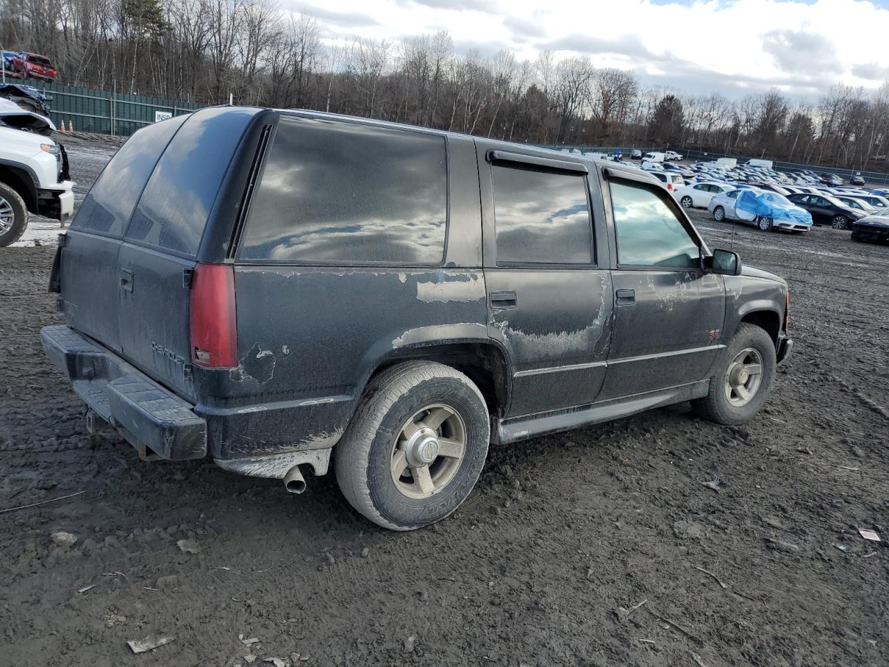 2000 Chevrolet Tahoe VIN 1GNEC13R6YR111843 Copart auction photo, front end / side damage thumbnail 3