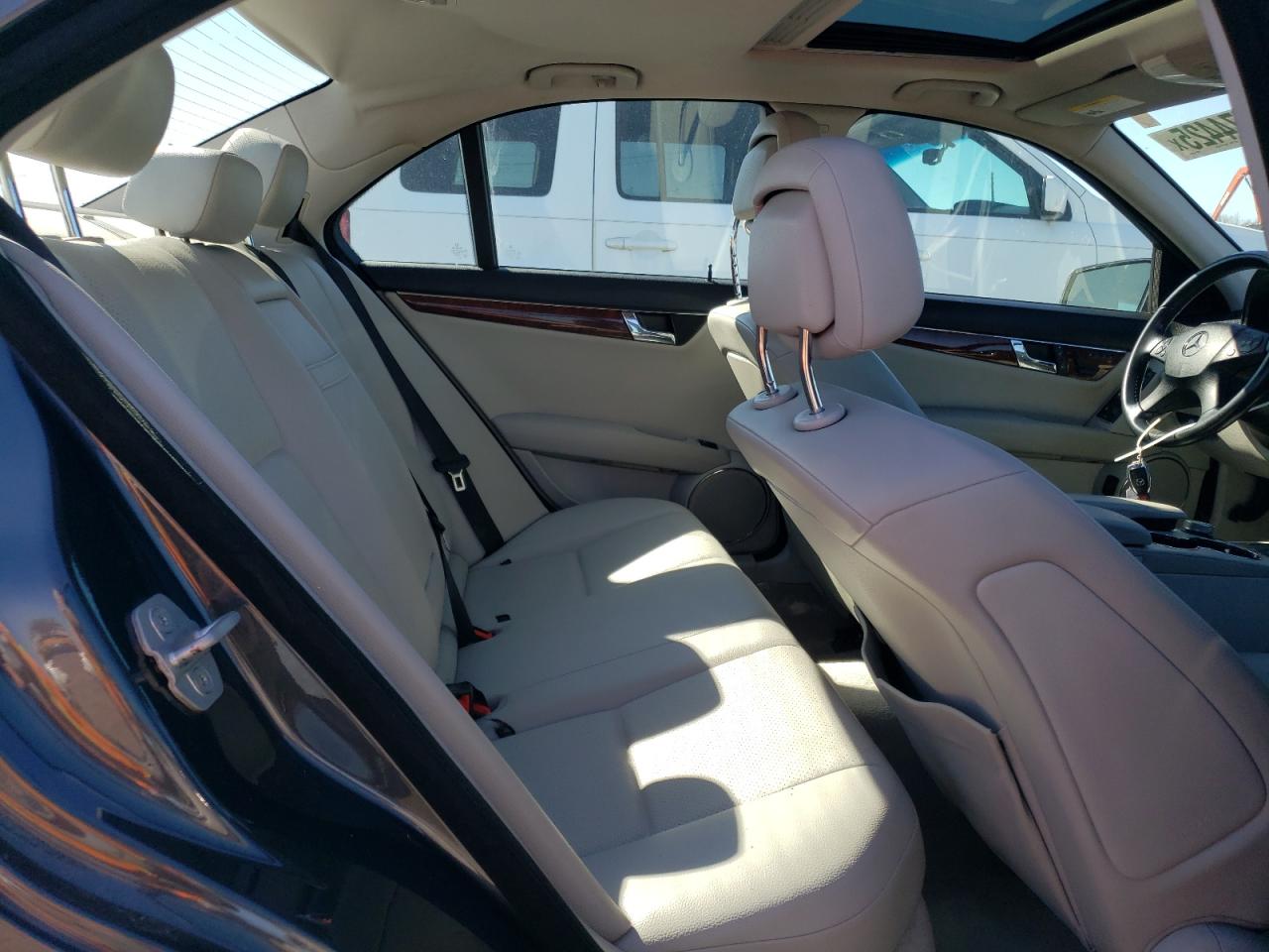 2011 Mercedes-Benz C-klasse VIN WDDGF8BB4BF642298 Copart auction photo, normal wear damage thumbnail 10