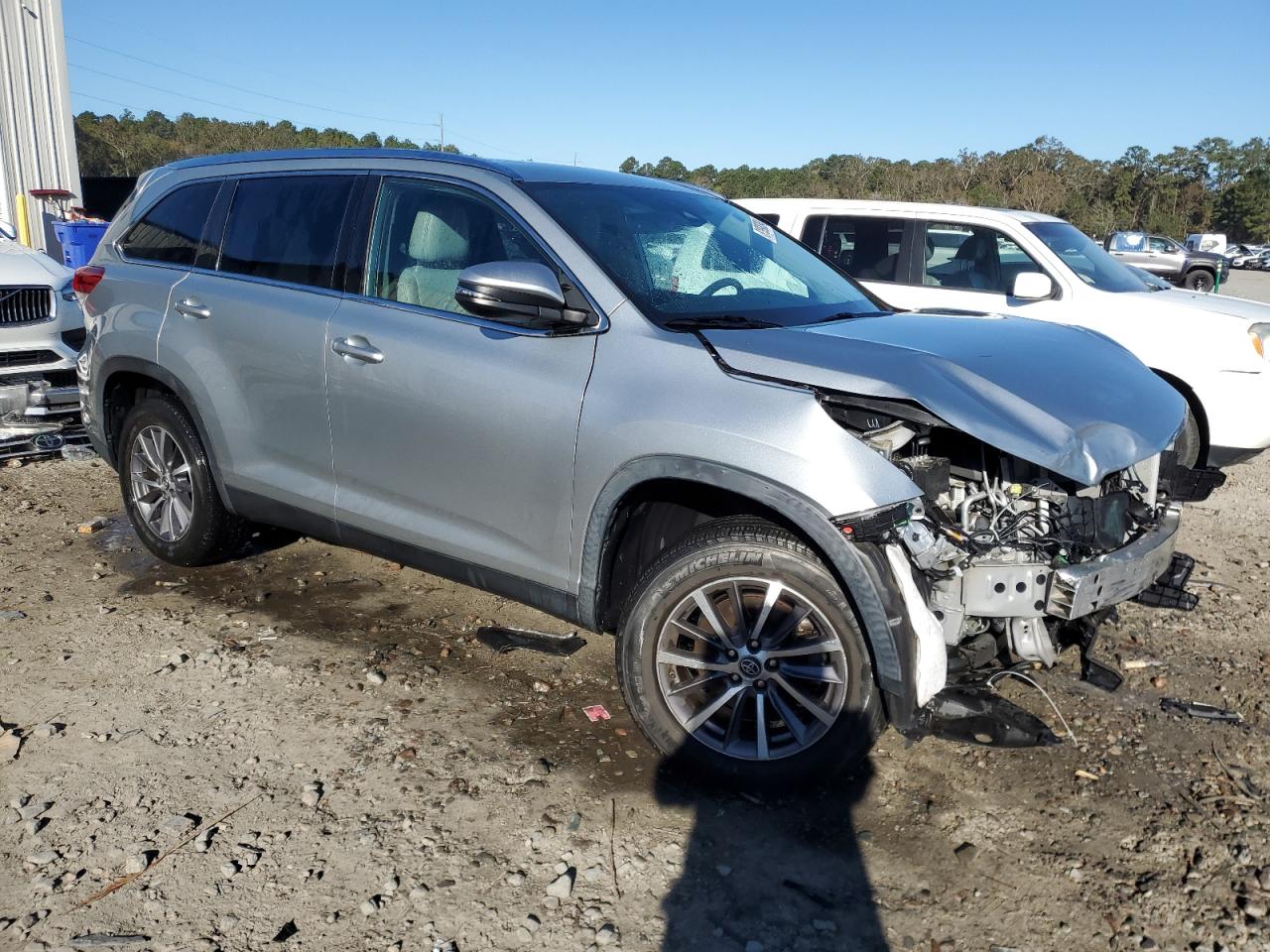 2019 Toyota Highlander VIN 5TDKZRFHXKS340191 Copart auction photo, front end damage thumbnail 4