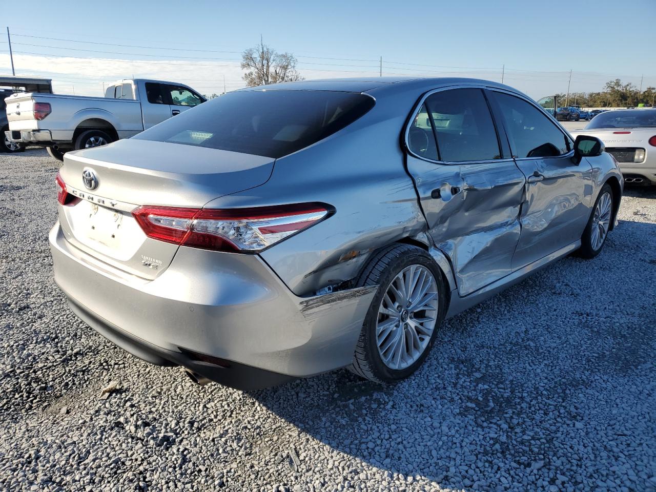 2018 Toyota Camry VIN 4T1B11HK4JU099915 Copart auction photo, side / rear end damage thumbnail 3