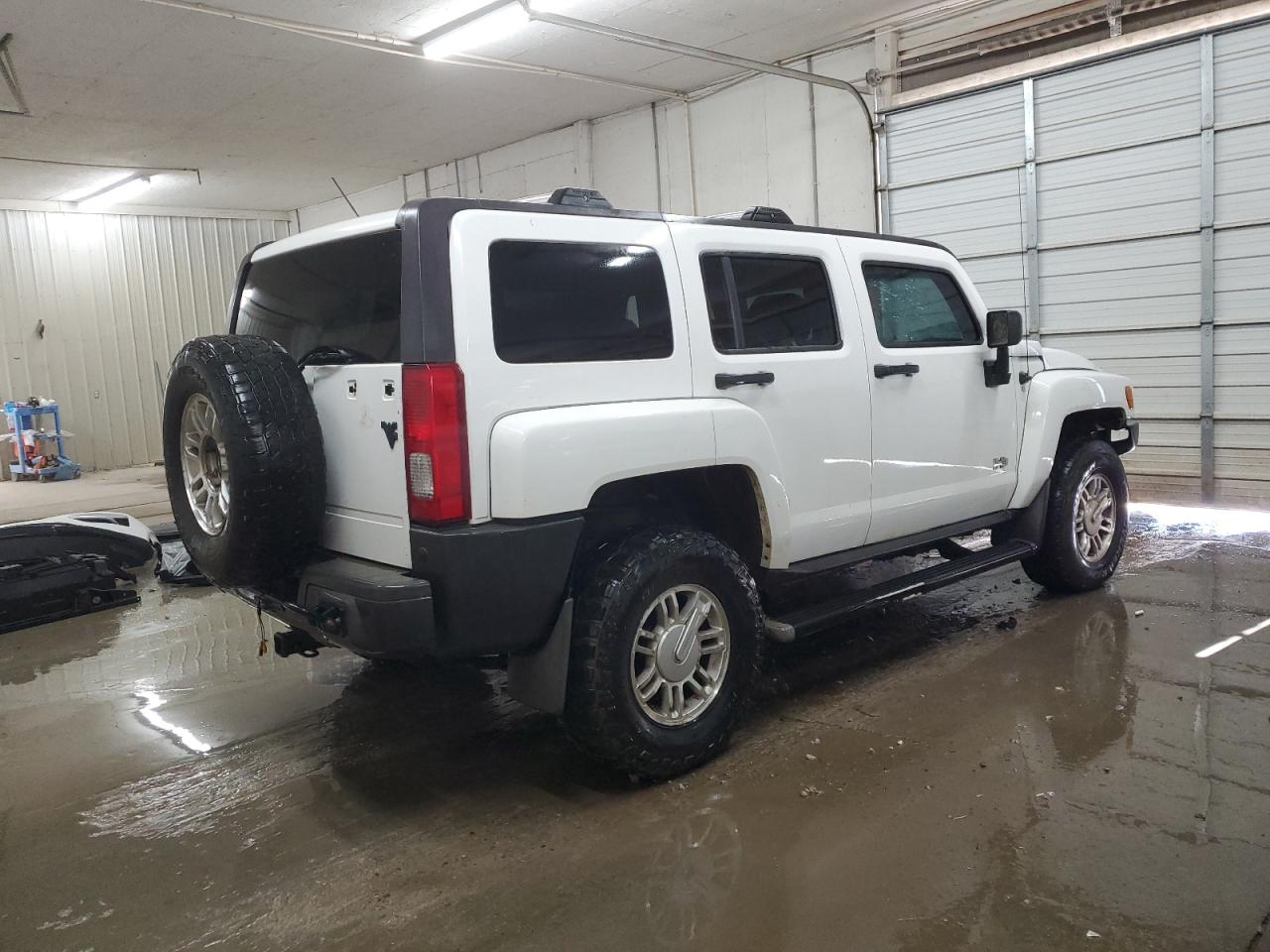 2007 Hummer H3 VIN 5GTDN13EX78111742 Copart auction photo, water/flood / minor dent/scratches damage thumbnail 3