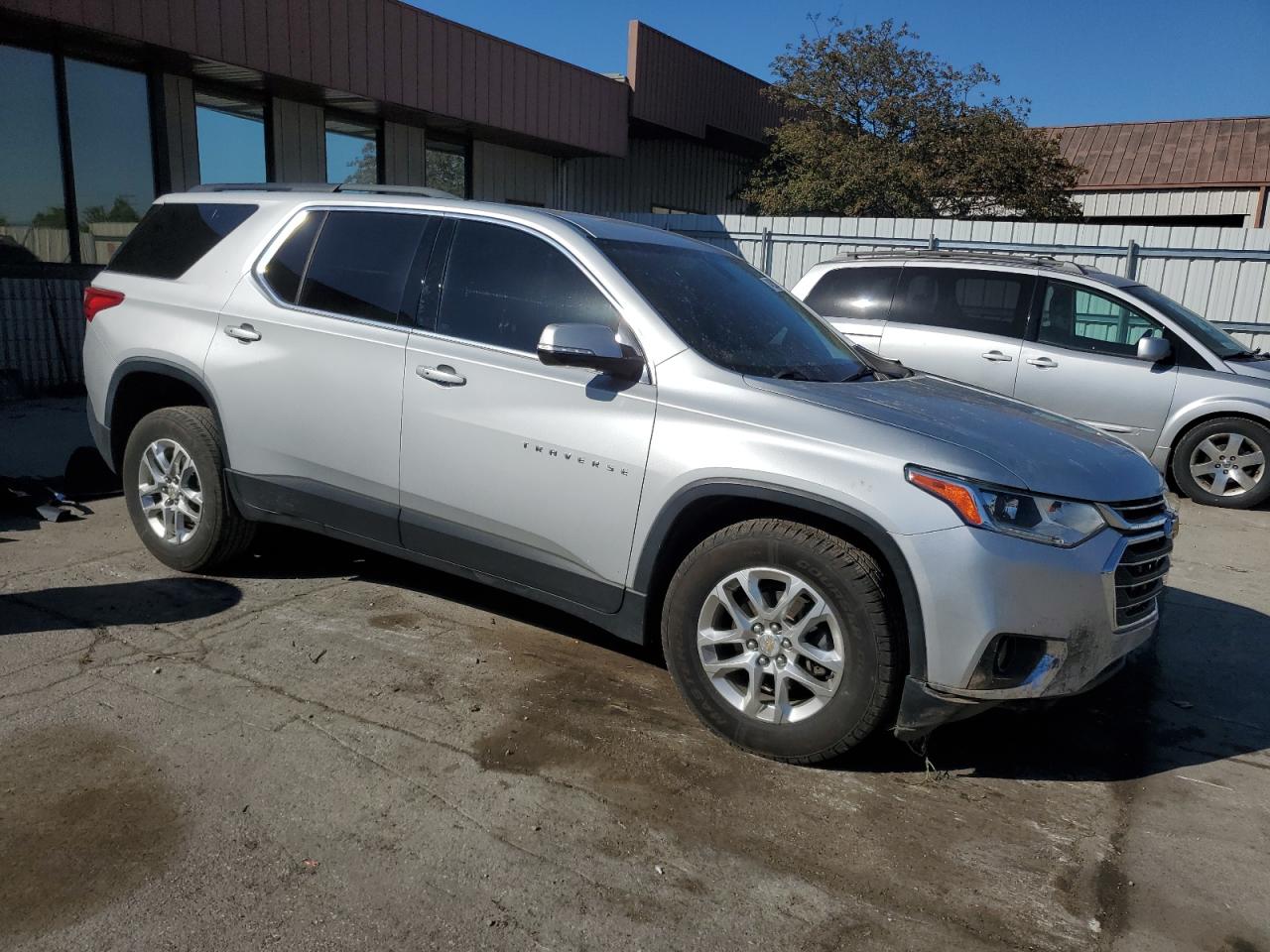 2019 Chevrolet Traverse VIN 1GNERGKW3KJ306619 Copart auction photo, front end / side damage thumbnail 4