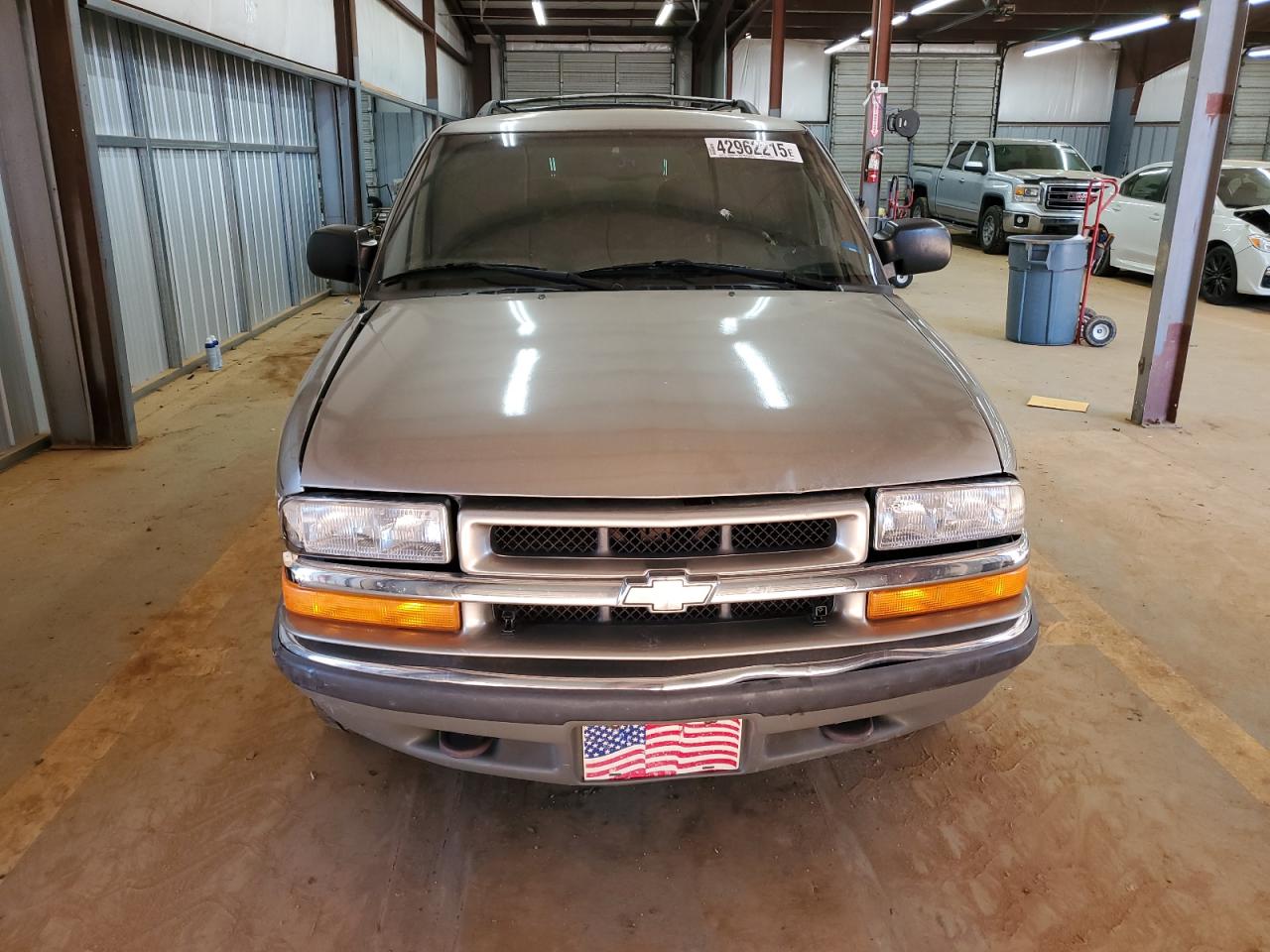 2000 Chevrolet Blazer VIN 1GNDT13W6Y2352456 Copart auction photo, front end / side damage thumbnail 5