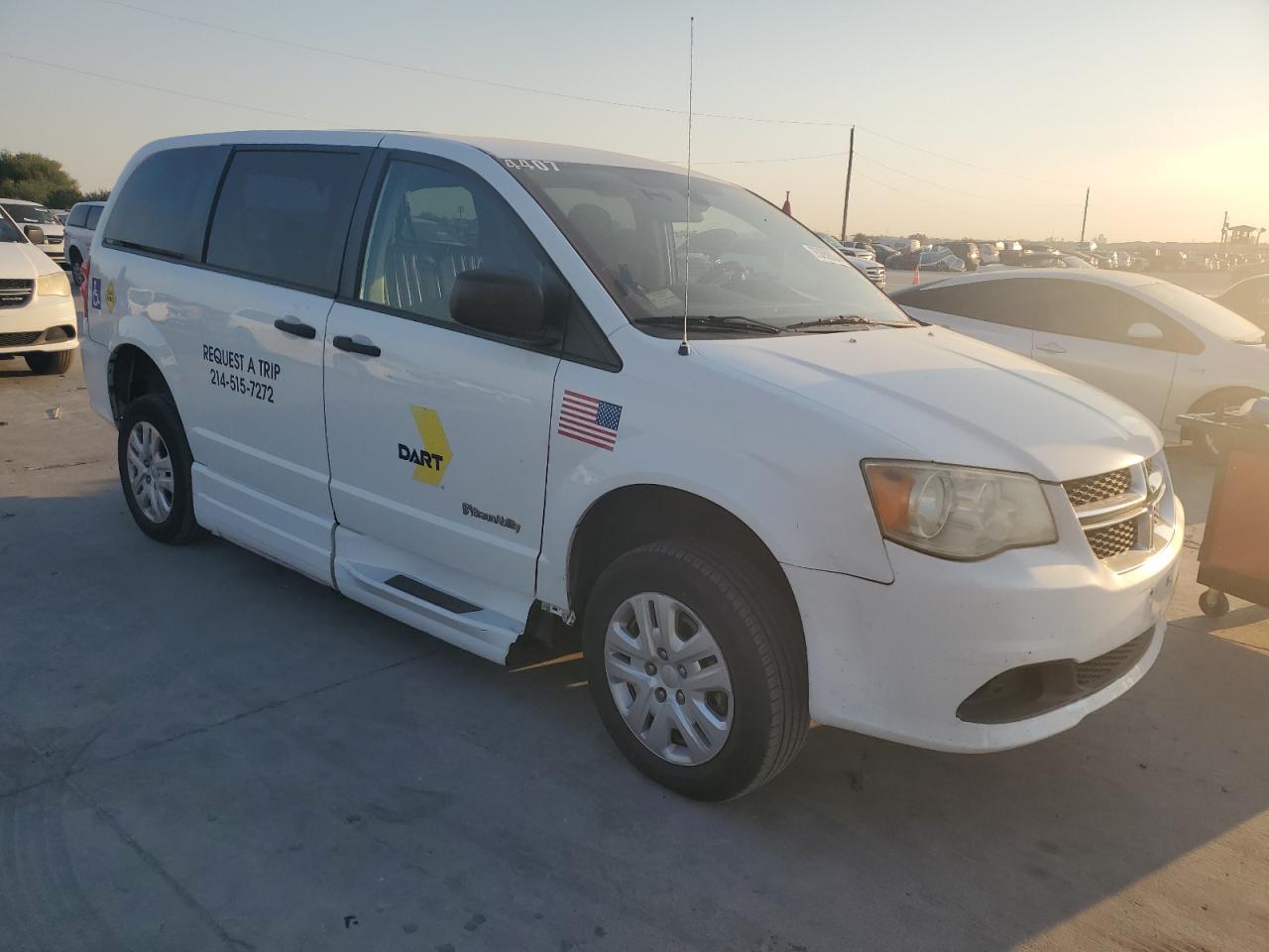 2019 Dodge Caravan VIN 2C7WDGBG4KR698884 Copart auction photo, minor dent/scratches damage thumbnail 4