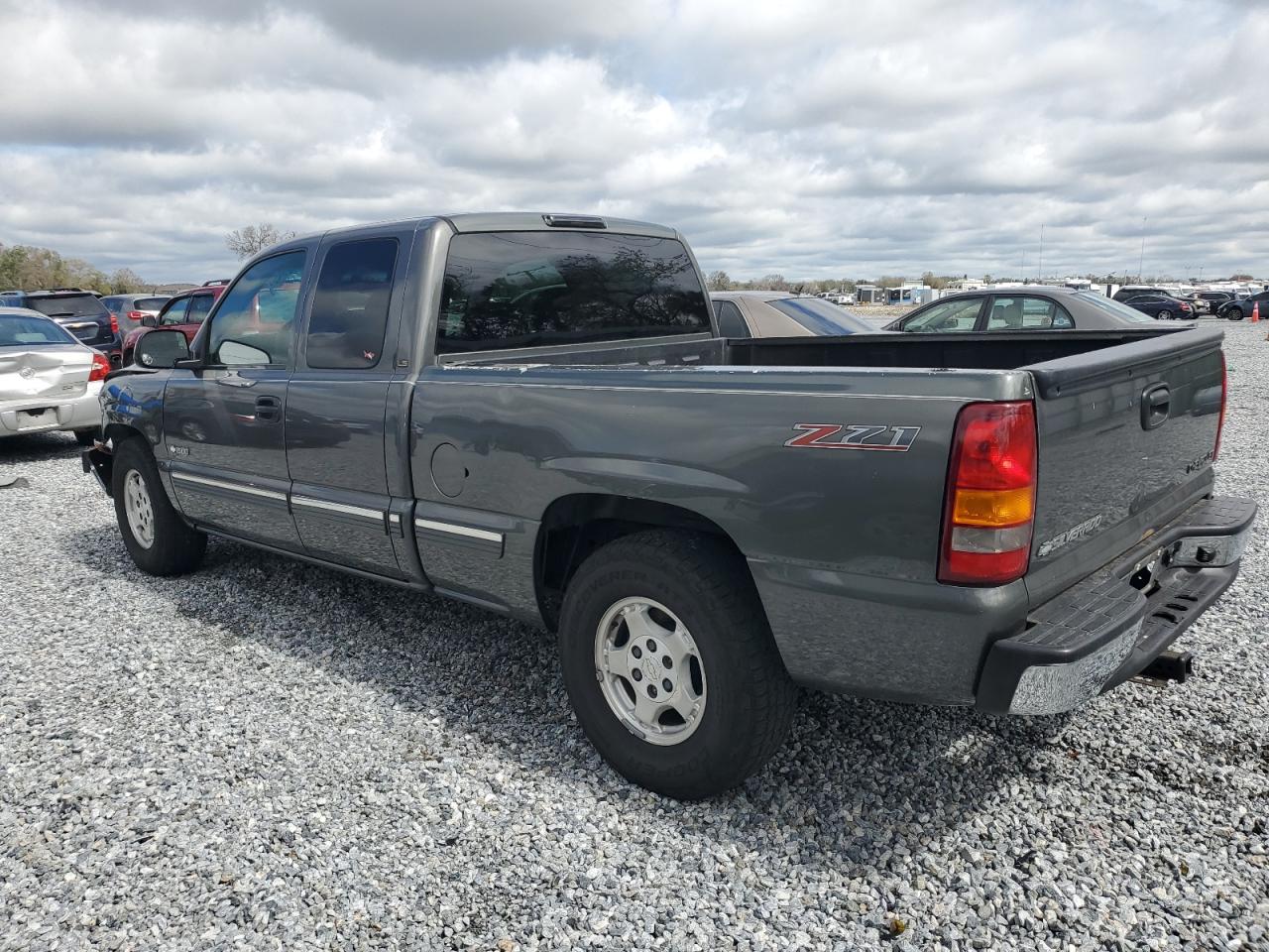 2001 Chevrolet Silverado VIN 2GCEC19W611195330 Copart auction photo, front end / minor dent/scratches damage thumbnail 2