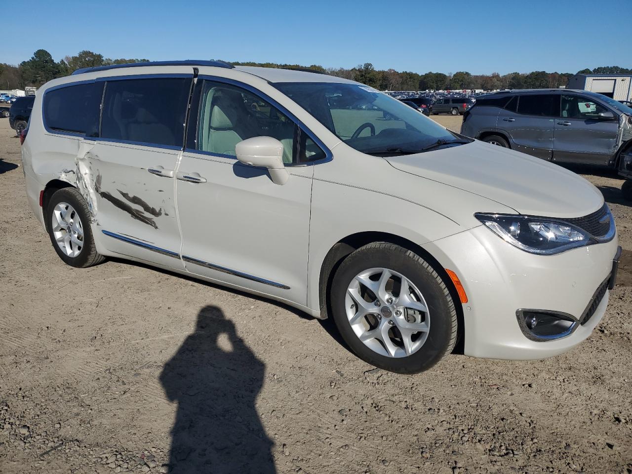 2017 Chrysler Pacifica VIN 2C4RC1EG9HR796260 Copart auction photo, side / rear end damage thumbnail 4