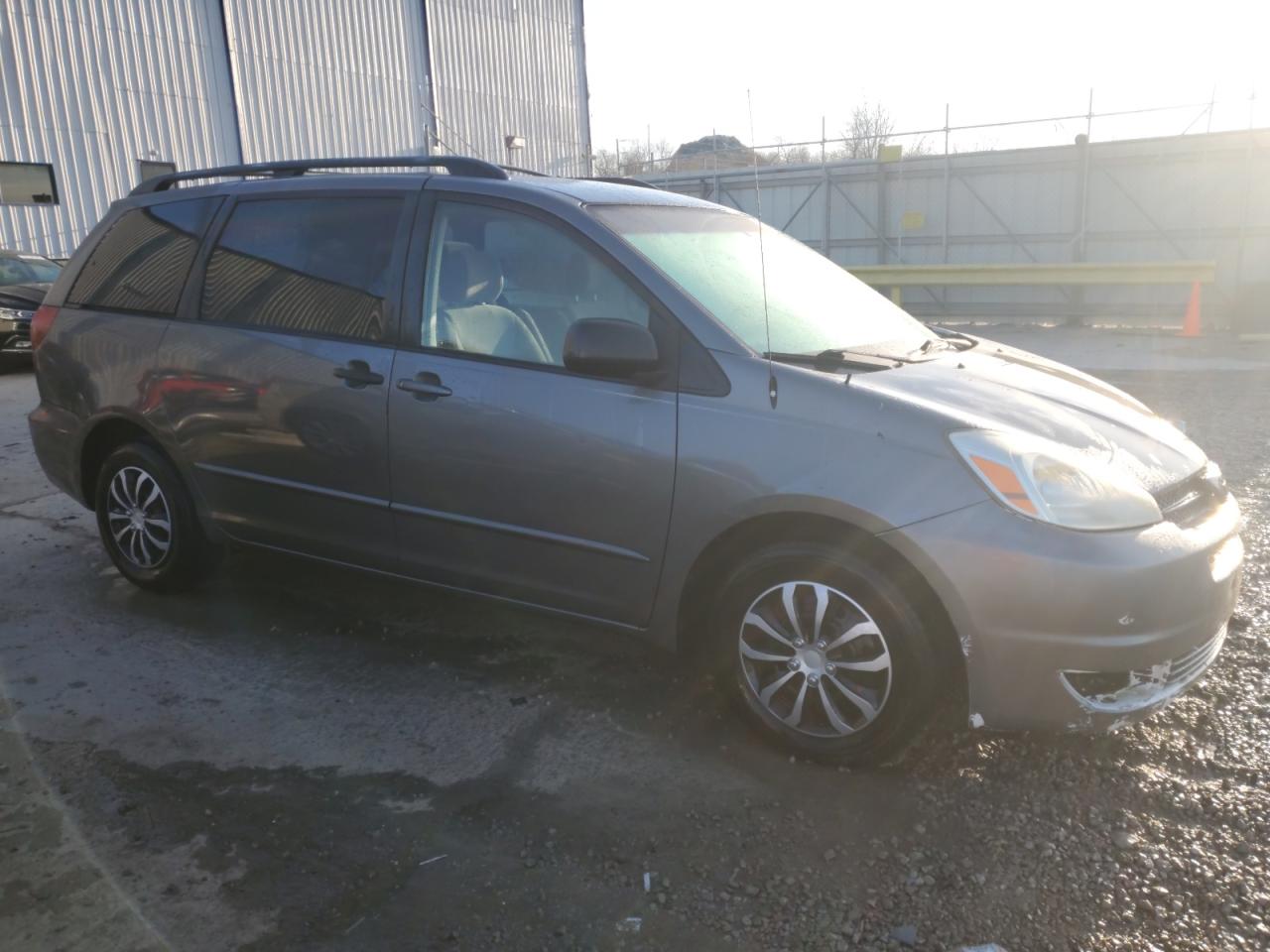 2005 Toyota Sienna VIN 5TDZA23C45S355537 Copart auction photo, side / front end damage thumbnail 4