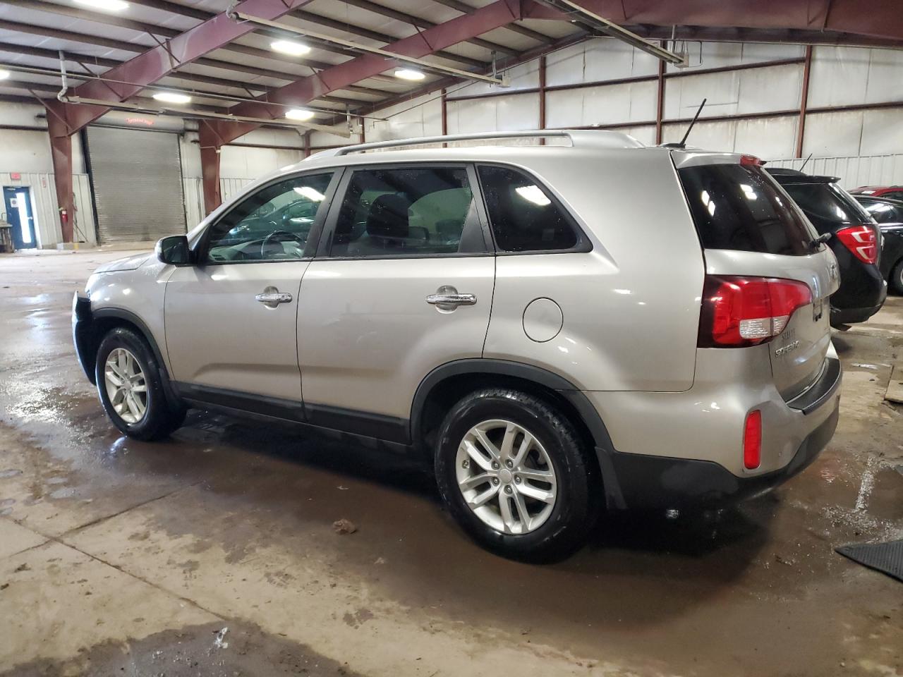 2015 KIA Sorento VIN 5XYKT4A68FG607356 Copart auction photo, front end damage thumbnail 2