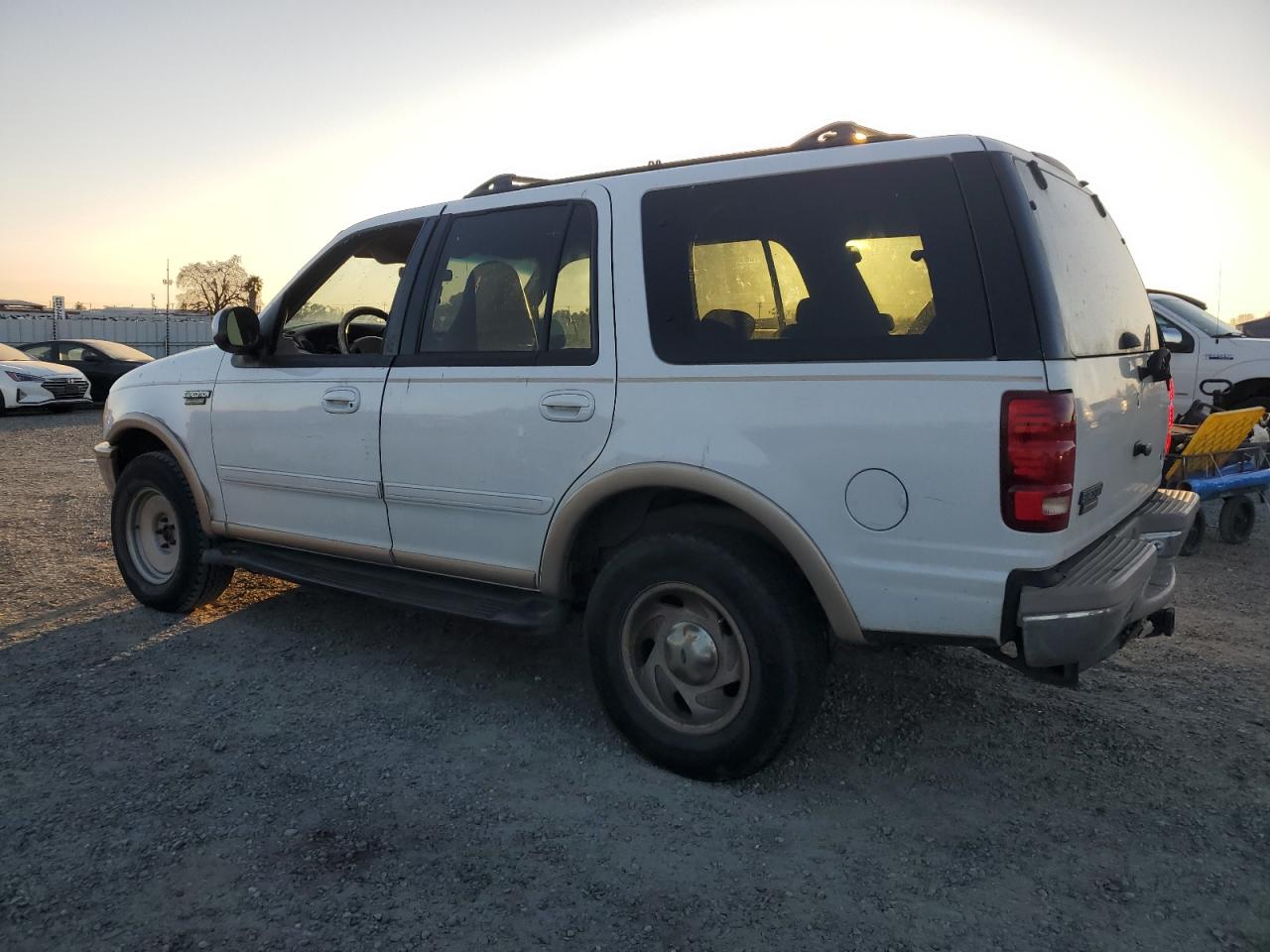 1998 Ford Expedition VIN 1FMPU18L2WLA58038 Copart auction photo, vandalism / side damage thumbnail 2
