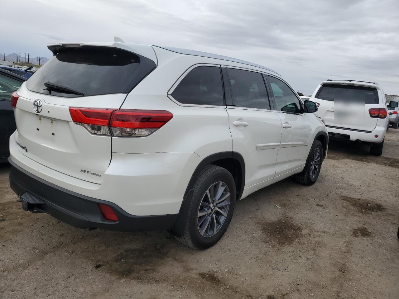 2017 Toyota Highlander VIN 5TDJZRFH9HS517074 Copart auction photo, front end / frame damage damage thumbnail 3