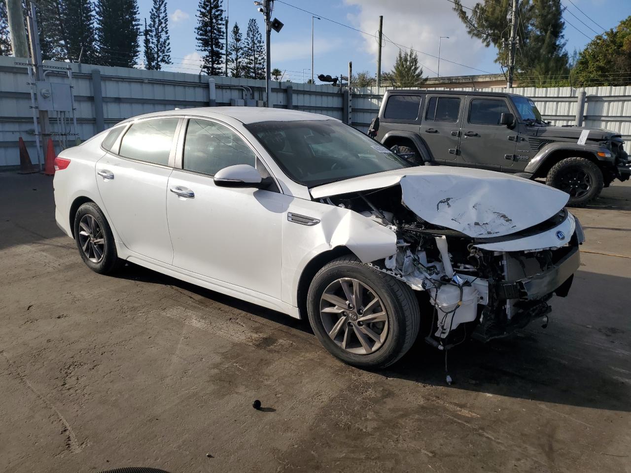 2020 KIA Optima VIN 5XXGT4L31LG393870 Copart auction photo, front end damage thumbnail 4