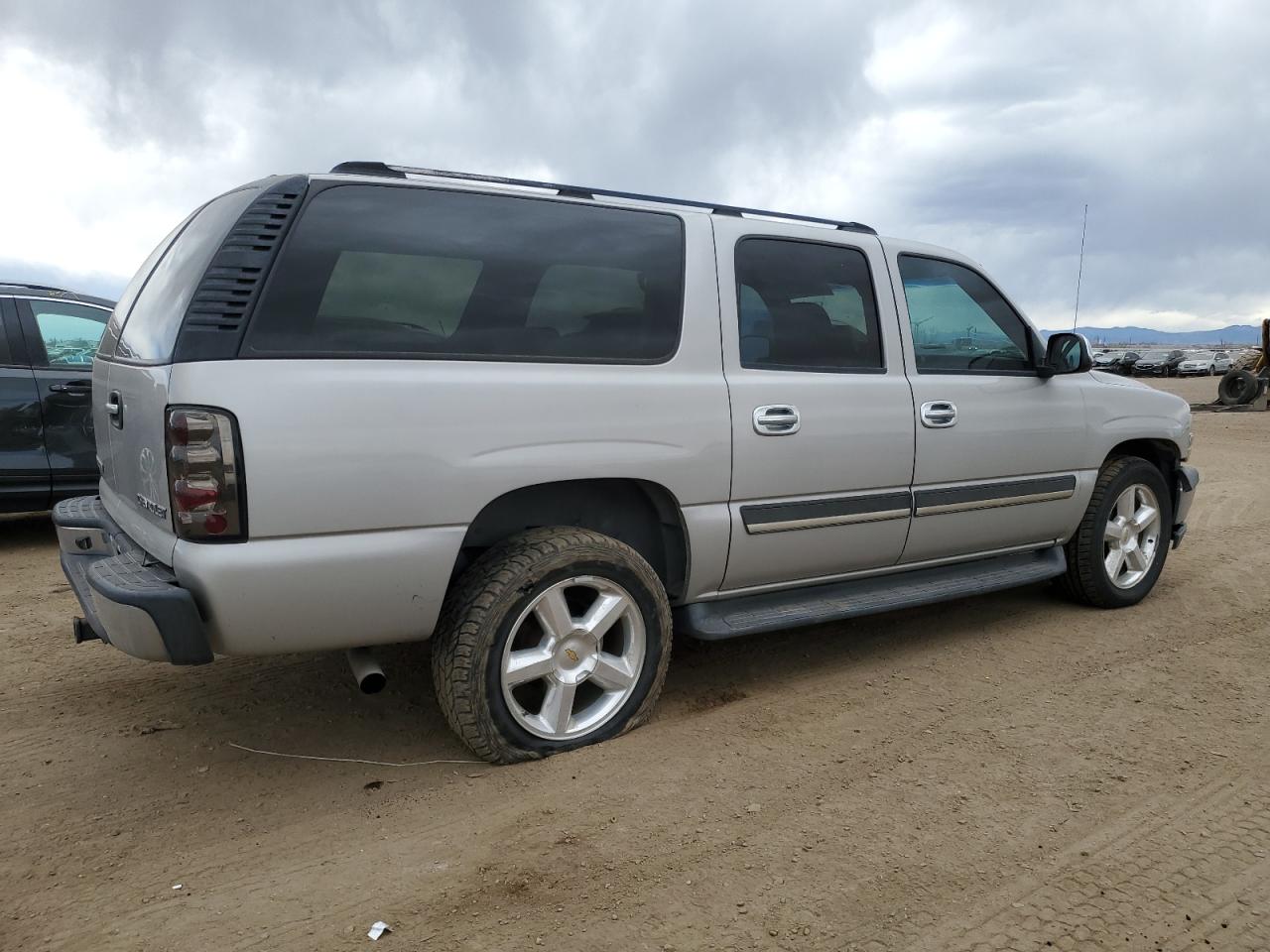 2004 Chevrolet Suburban VIN 1GNEC16T04J250401 Copart auction photo, normal wear damage thumbnail 3