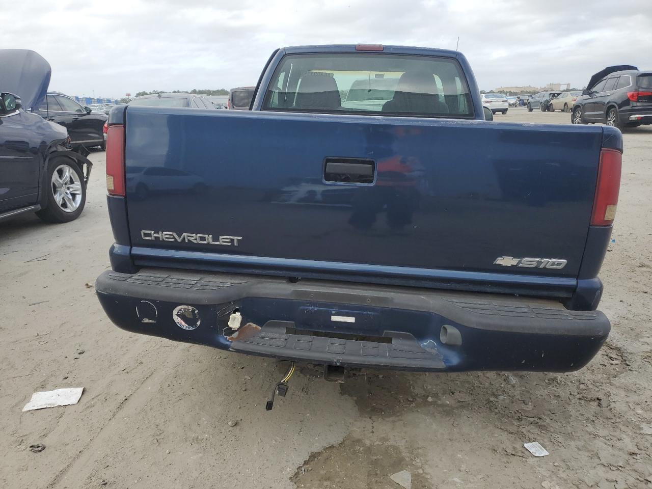 2003 Chevrolet S-10 Pickup VIN 1GCCS14X738122705 Copart auction photo, front end / minor dent/scratches damage thumbnail 6
