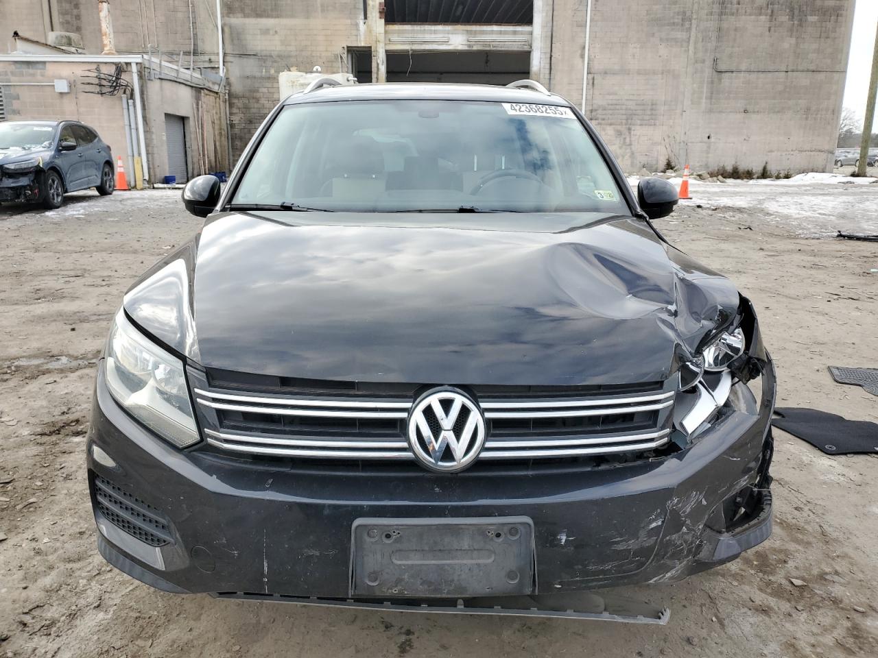 2017 Volkswagen Tiguan VIN WVGSV7AX6HK013913 Copart auction photo, front end damage thumbnail 5