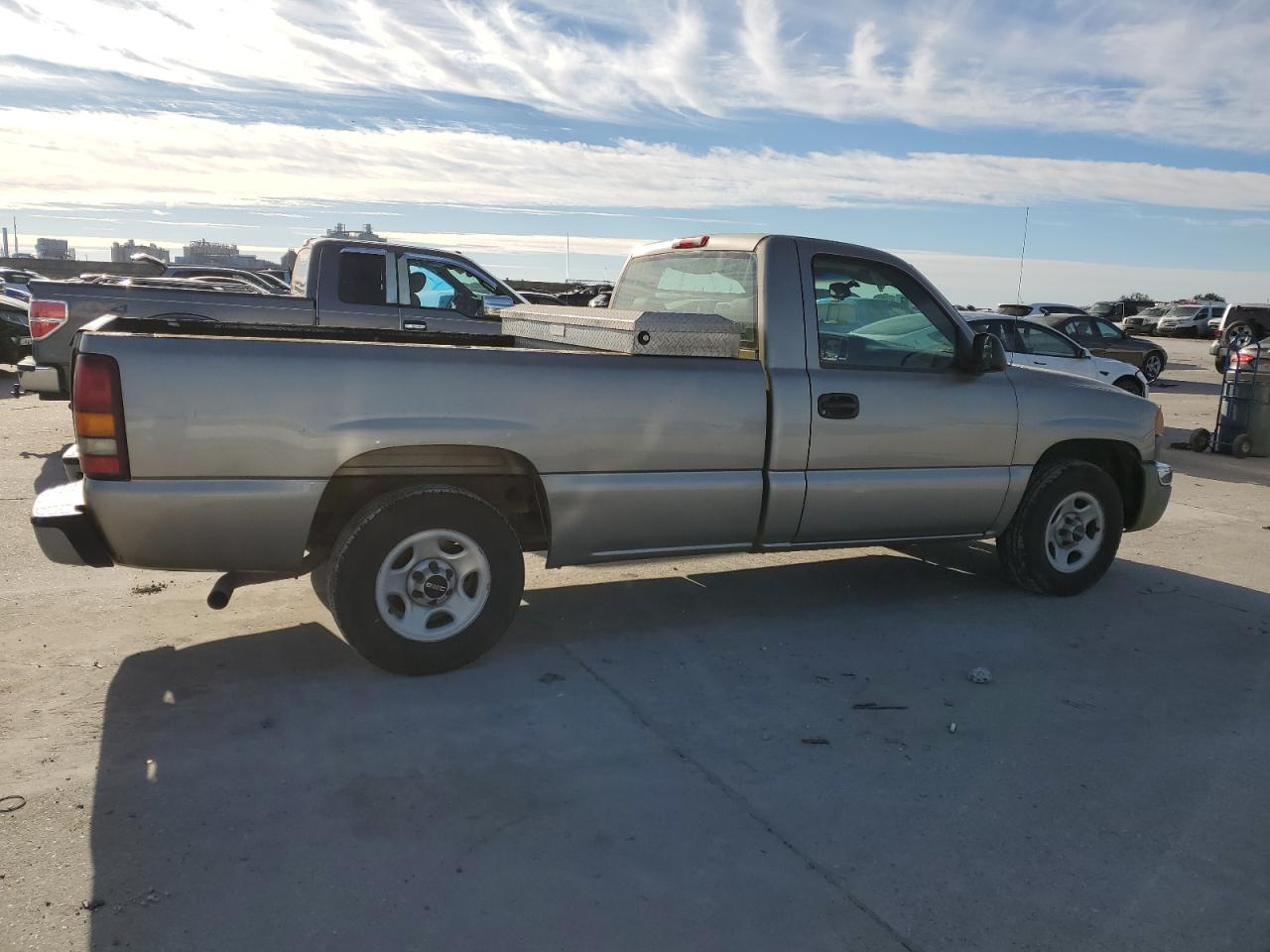 2003 GMC Sierra VIN 1GTEC14V33E288628 Copart auction photo, side / front end damage thumbnail 3