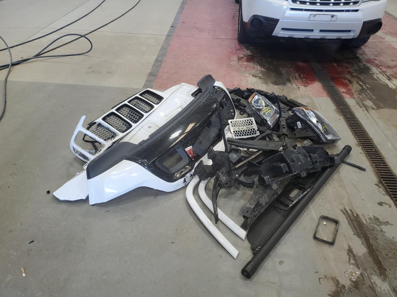 2015 Jeep Grand Cherokee VIN 1C4RJFAG9FC206668 Copart auction photo, front end damage thumbnail 13