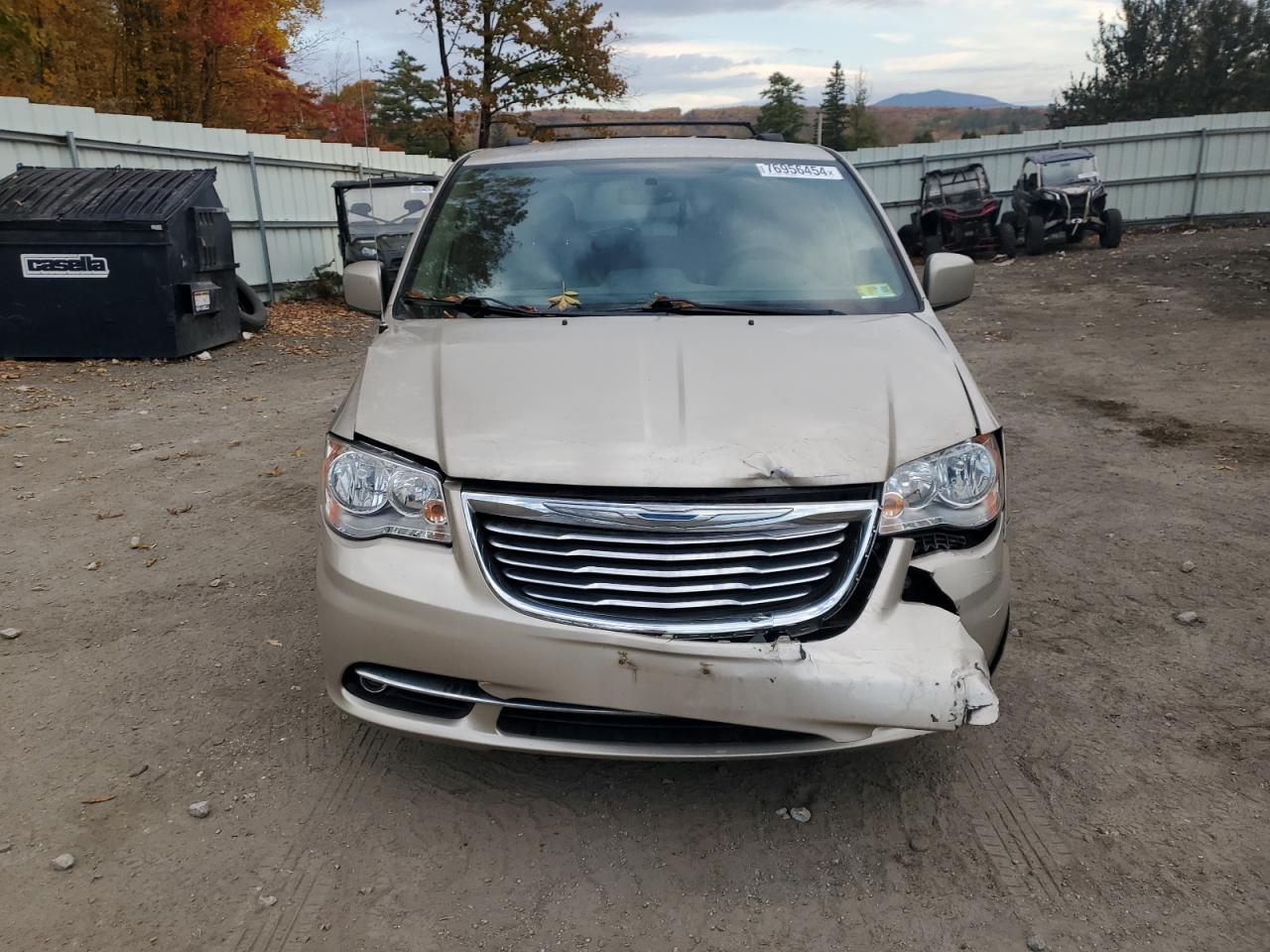 2015 Chrysler Town & Country VIN 2C4RC1BG0FR739656 Copart auction photo, front end / minor dent/scratches damage thumbnail 5
