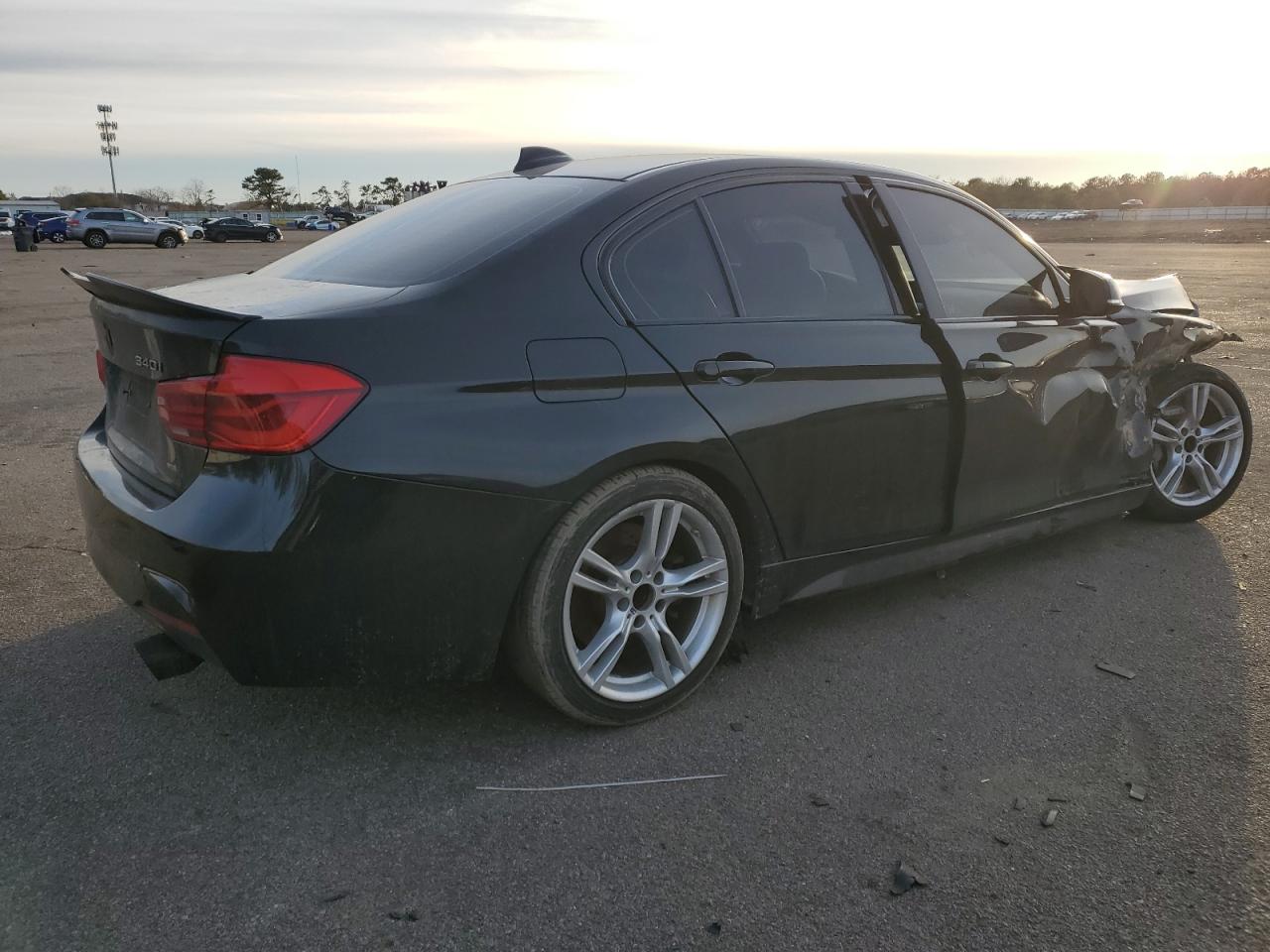 2017 BMW 3er VIN WBA8B7G51HNU37542 Copart auction photo, front end / side damage thumbnail 3
