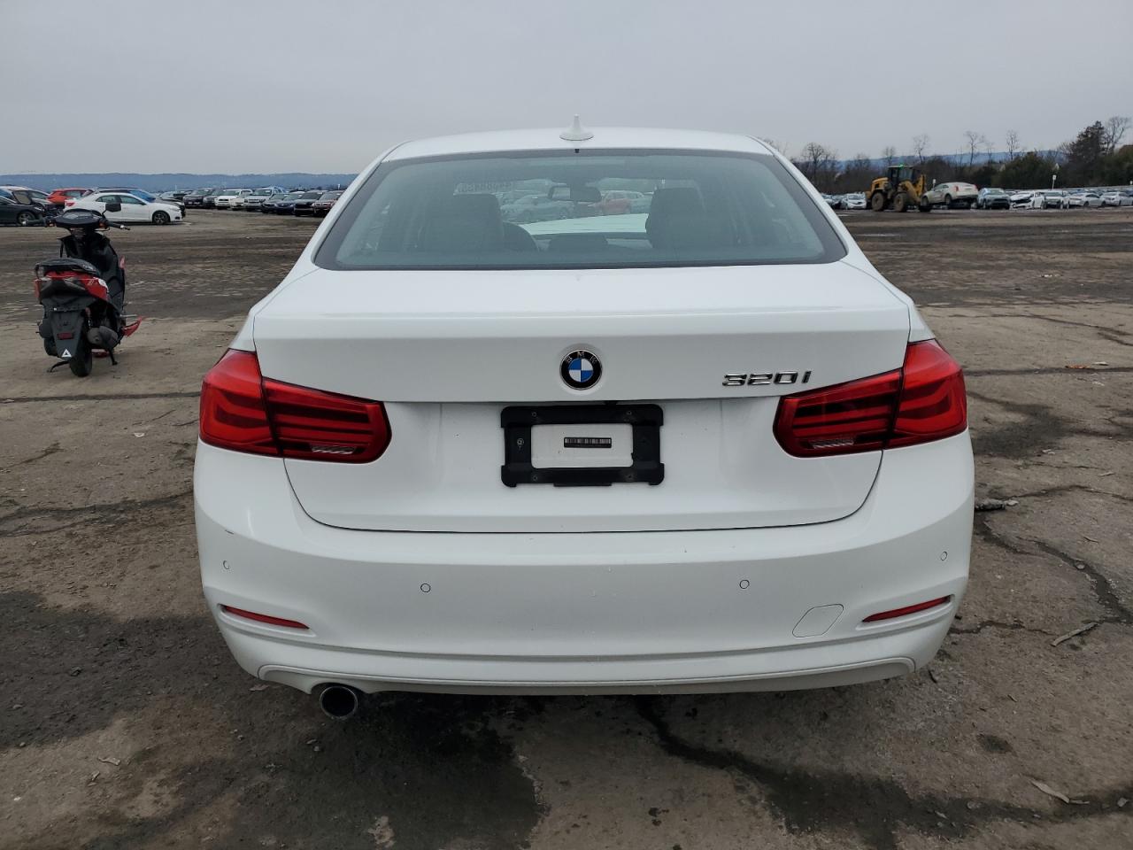 2017 BMW 3er VIN WBA8E1G57HNU14769 Copart auction photo, front end damage thumbnail 6