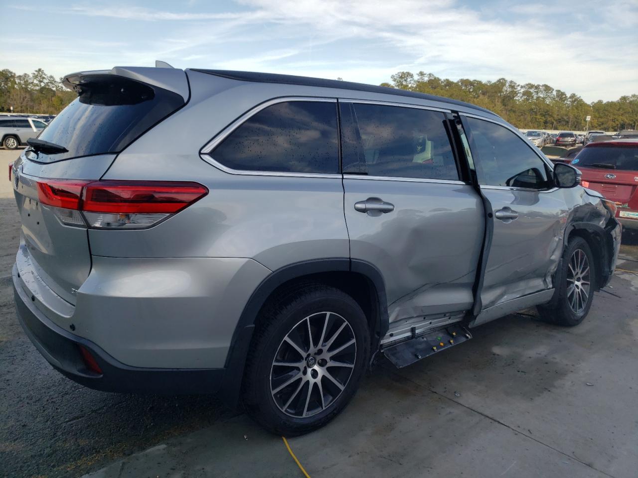 2017 Toyota Highlander VIN 5TDKZRFH3HS193141 Copart auction photo, side / front end damage thumbnail 3