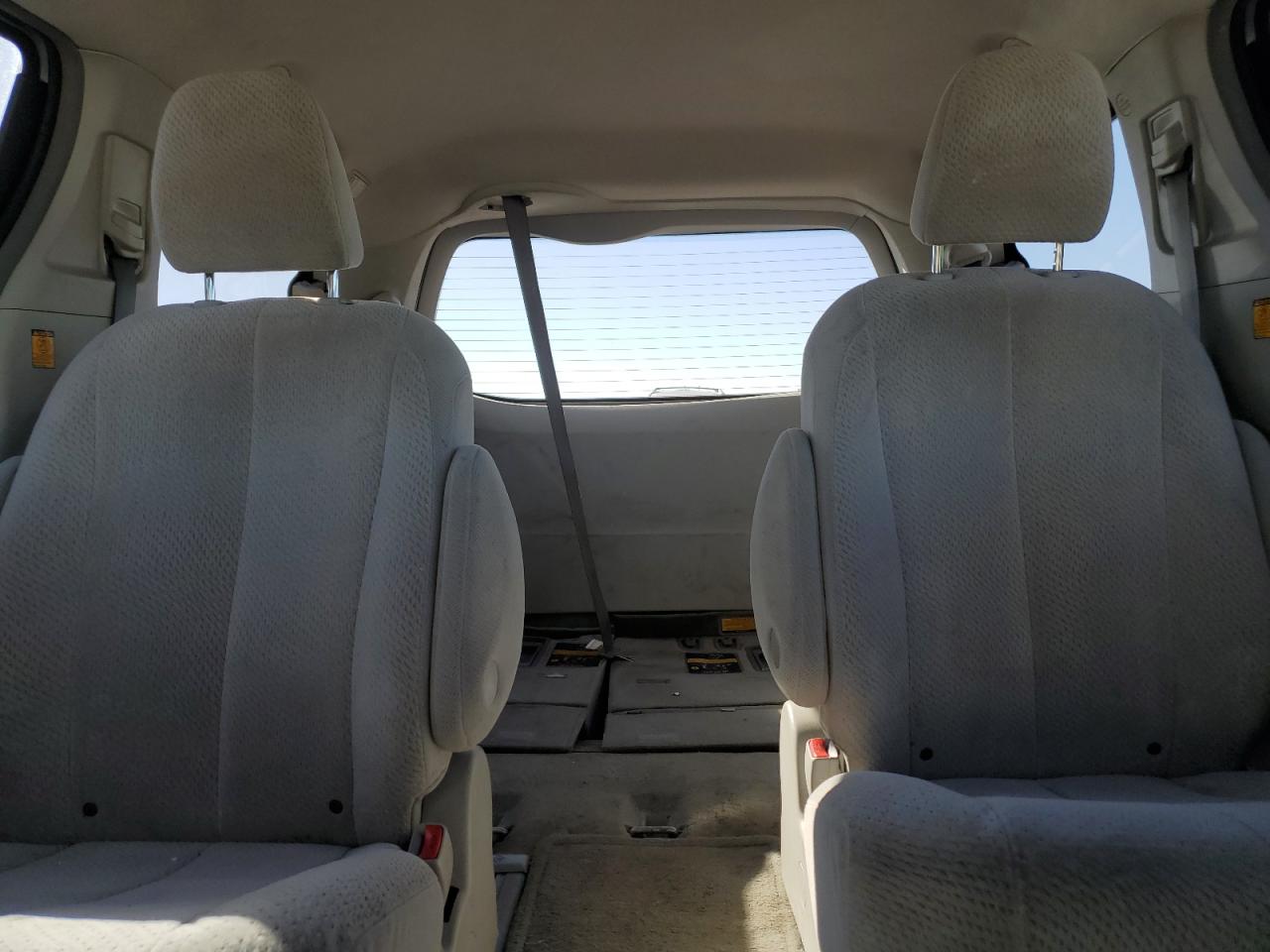 2011 Toyota Sienna VIN 5TDJK3DC6BS028132 Copart auction photo, rear end damage thumbnail 10
