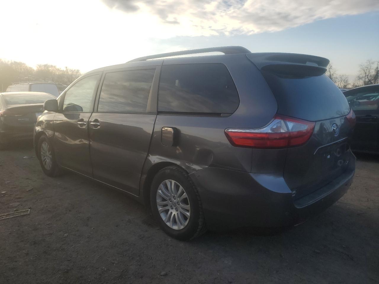 2015 Toyota Sienna VIN 5TDYK3DC2FS573393 Copart auction photo, front end / minor dent/scratches damage thumbnail 2