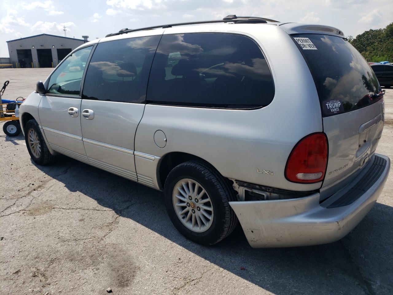 2000 Chrysler Town & Country VIN 1C4GP54L2YB534385 Copart auction photo, rear end / front end damage thumbnail 2