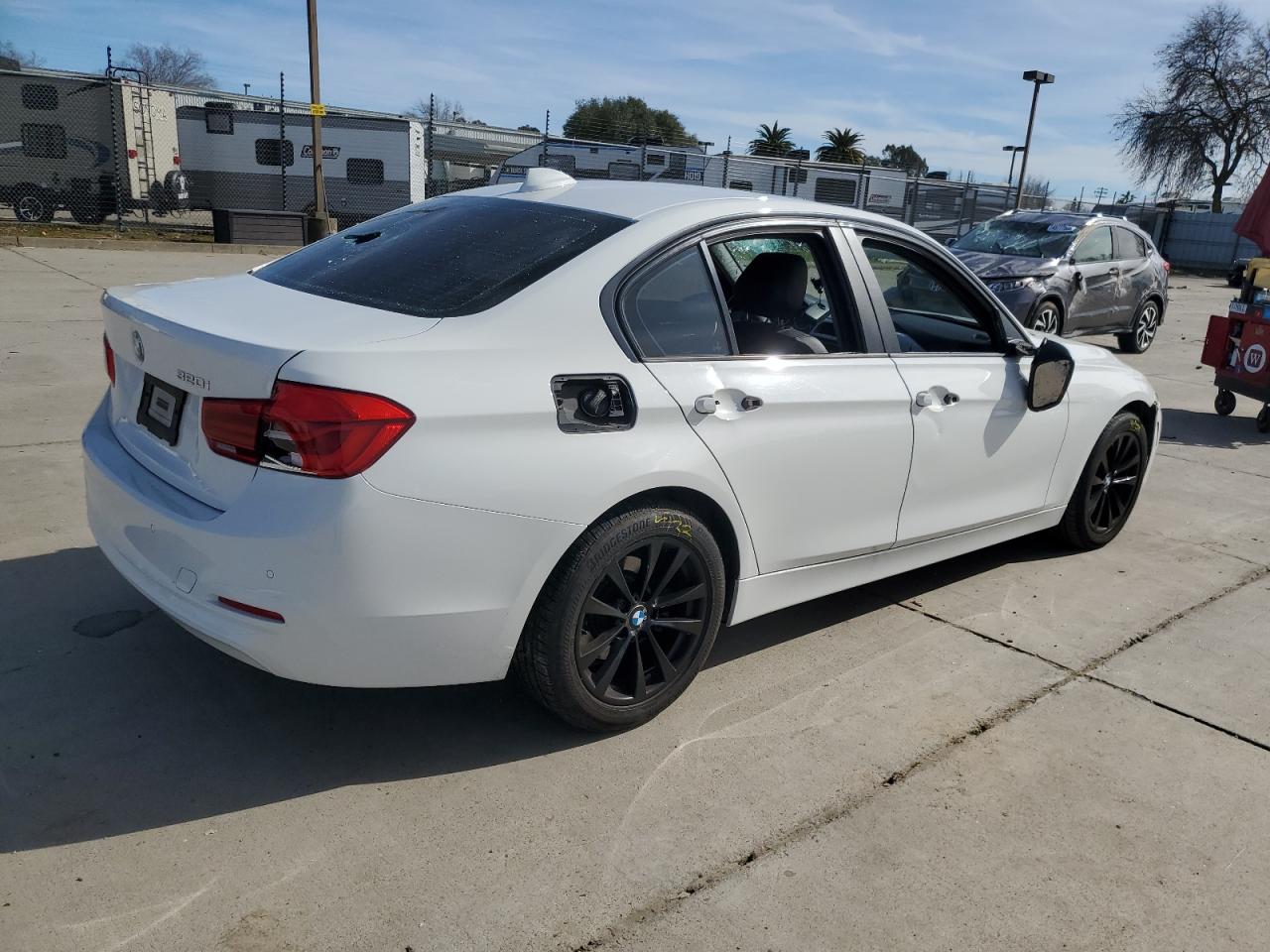 2016 BMW 3er VIN WBA8E1G52GNU10255 Copart auction photo, vandalism damage thumbnail 3