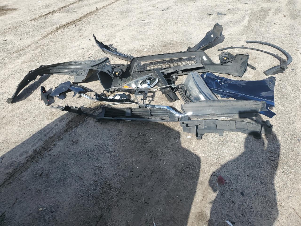 2022 Toyota RAV 4 VIN 2T3H1RFV4NW200423 Copart auction photo, front end / side damage thumbnail 15
