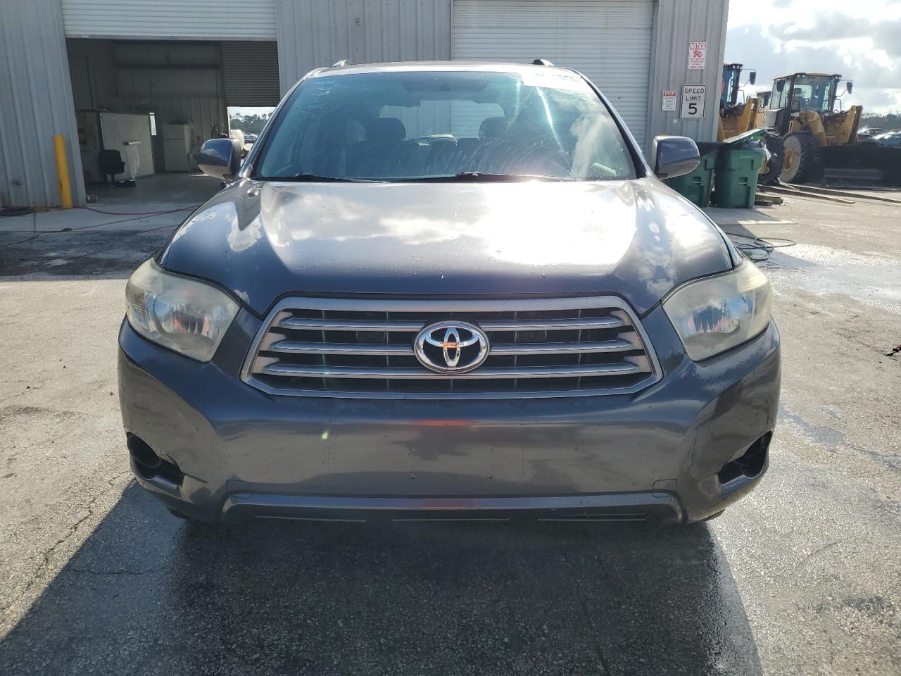 2010 Toyota Highlander VIN 5TDZK3EHXAS010342 Copart auction photo, side / minor dent/scratches damage thumbnail 5