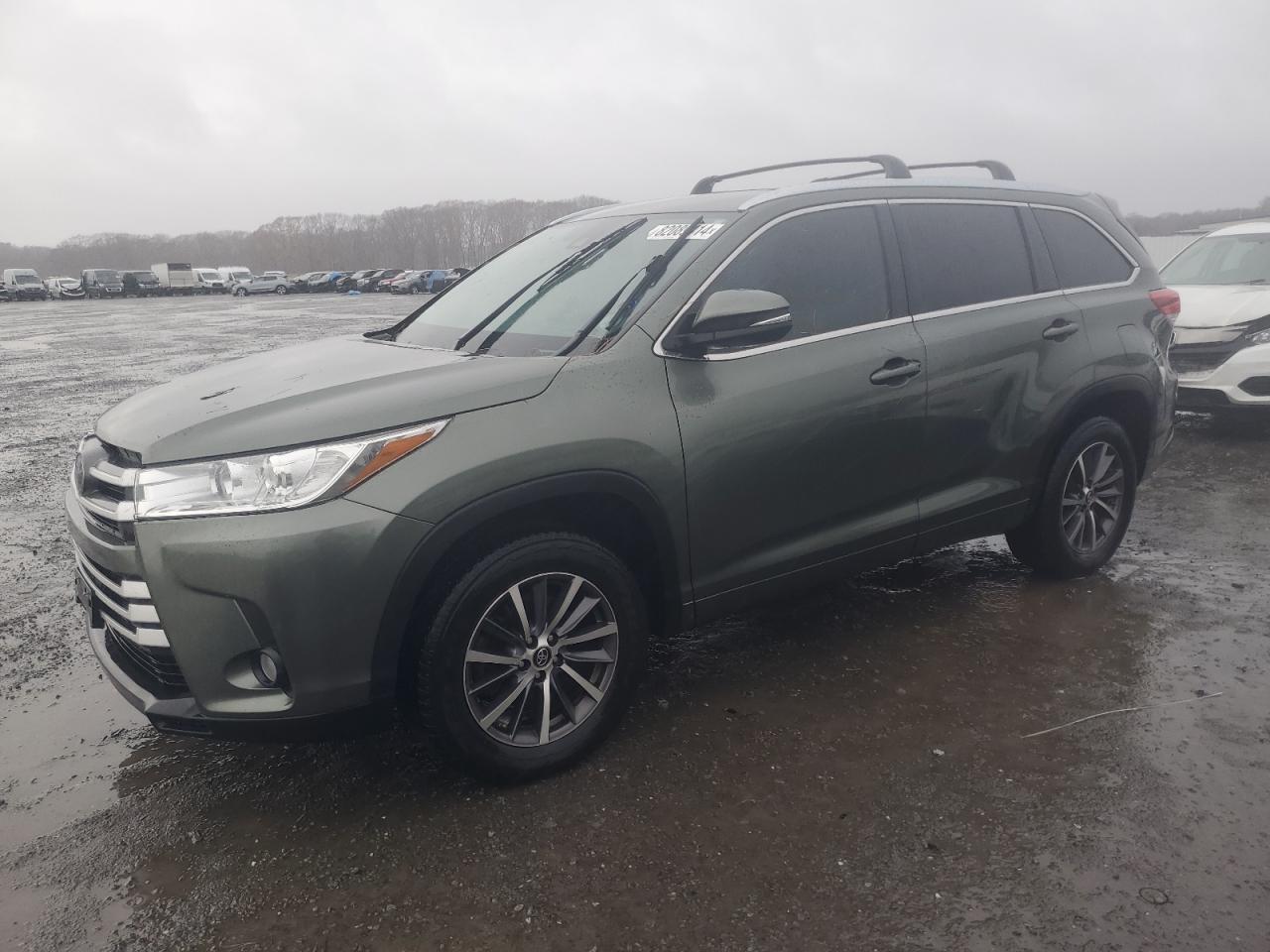 2018 Toyota Highlander VIN 5TDKZRFH9JS268284