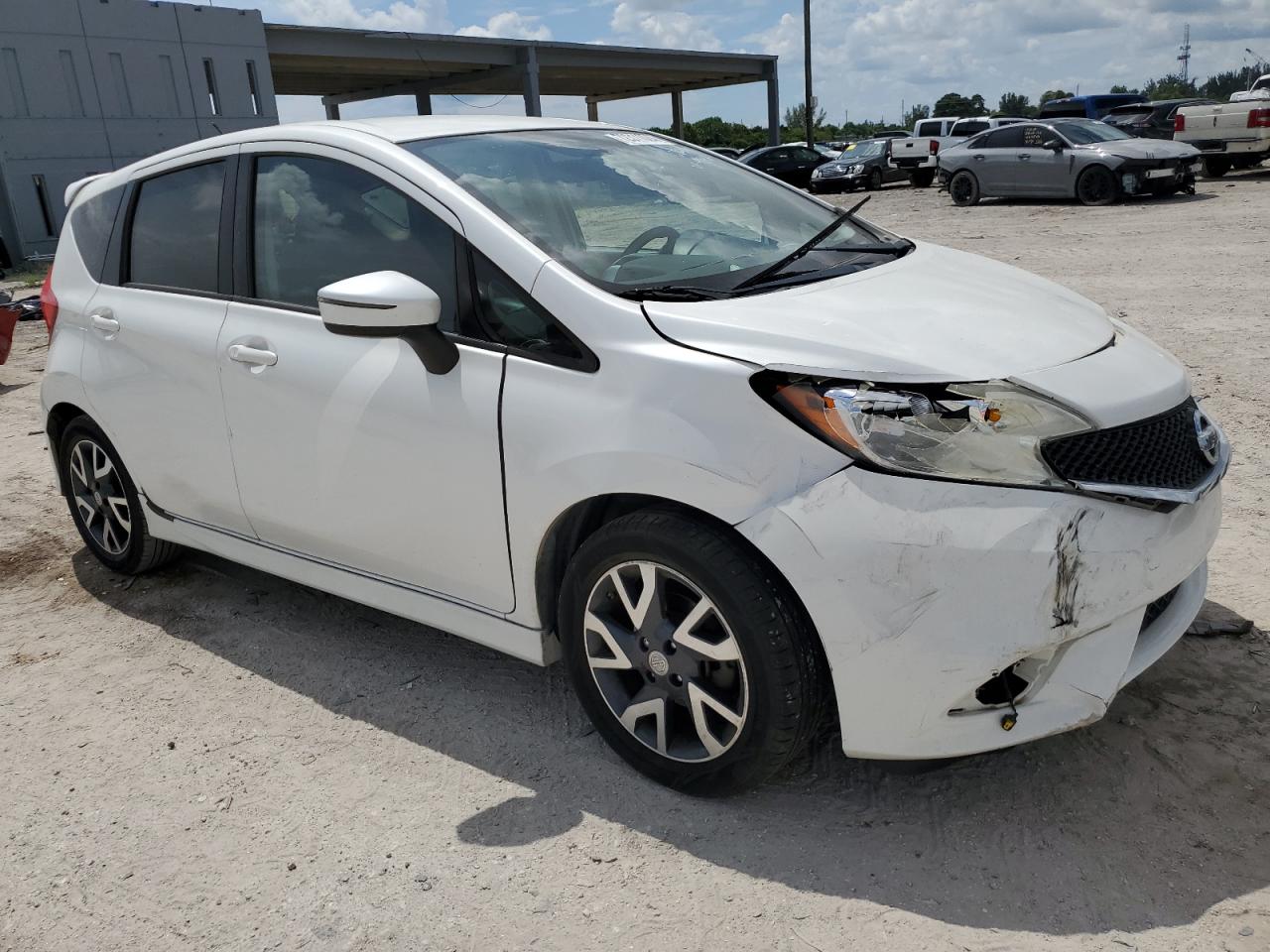2015 Nissan Versa VIN 3N1CE2CP3FL399892 Copart auction photo, front end / side damage thumbnail 4