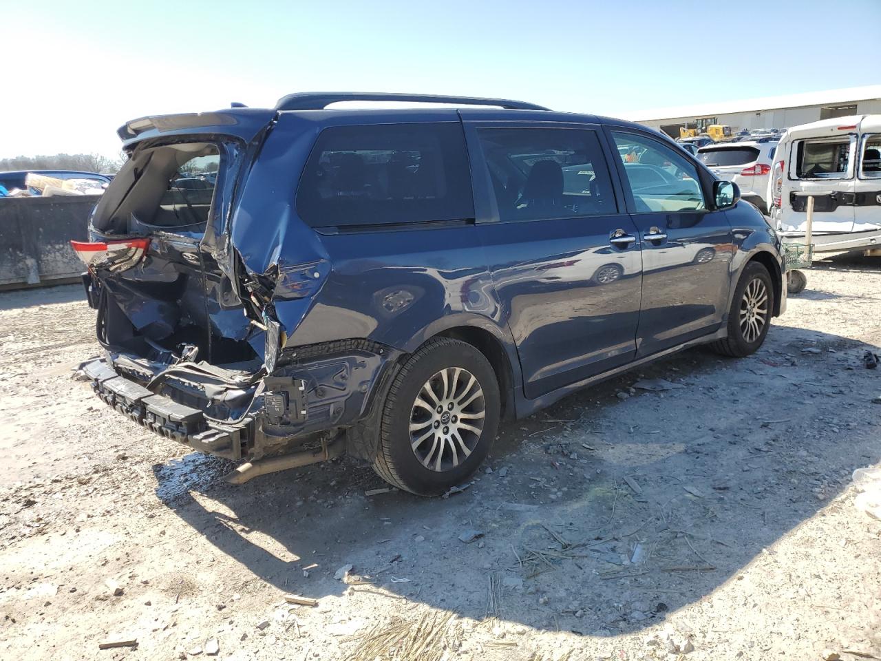 2020 Toyota Sienna VIN 5TDYZ3DC6LS028479 Copart auction photo, rear end damage thumbnail 3