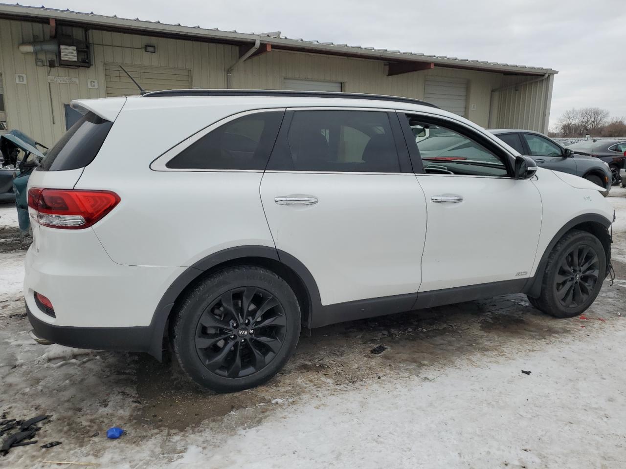 2019 KIA Sorento VIN 5XYPGDA59KG593477 Copart auction photo, front end damage thumbnail 3
