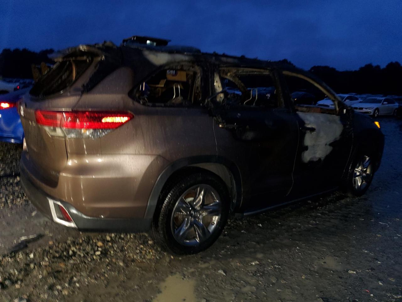 2019 Toyota Highlander VIN 5TDYZRFH2KS295340 Copart auction photo, burn damage thumbnail 3