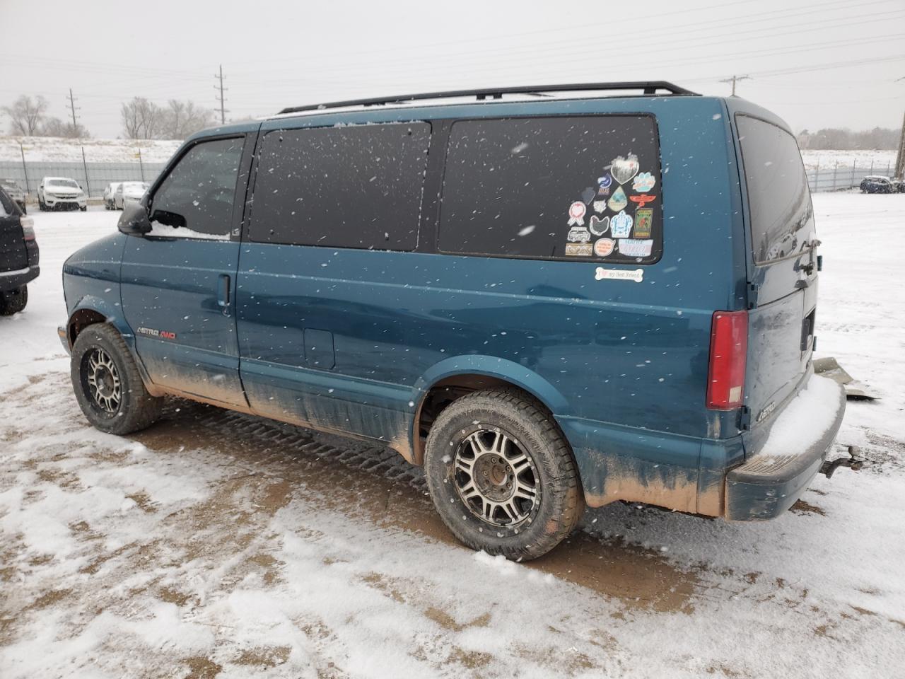 2000 Chevrolet Astro VIN 1GNEL19W3YB108484 Copart auction photo, side / rear end damage thumbnail 2