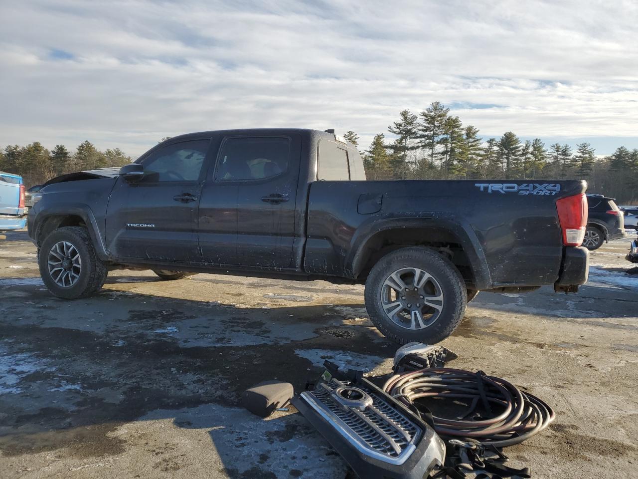 2017 Toyota Tacoma VIN 5TFDZ5BN9HX024779 Copart auction photo, front end damage thumbnail 2