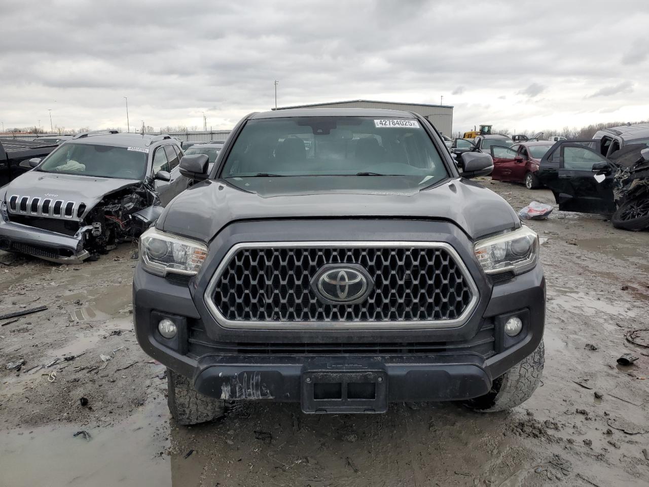2018 Toyota Tacoma VIN 3TMDZ5BNXJM043370 Copart auction photo, front end / side damage thumbnail 5