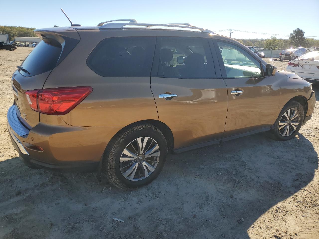 2017 Nissan Pathfinder VIN 5N1DR2MM9HC606502 Copart auction photo, front end / minor dent/scratches damage thumbnail 3