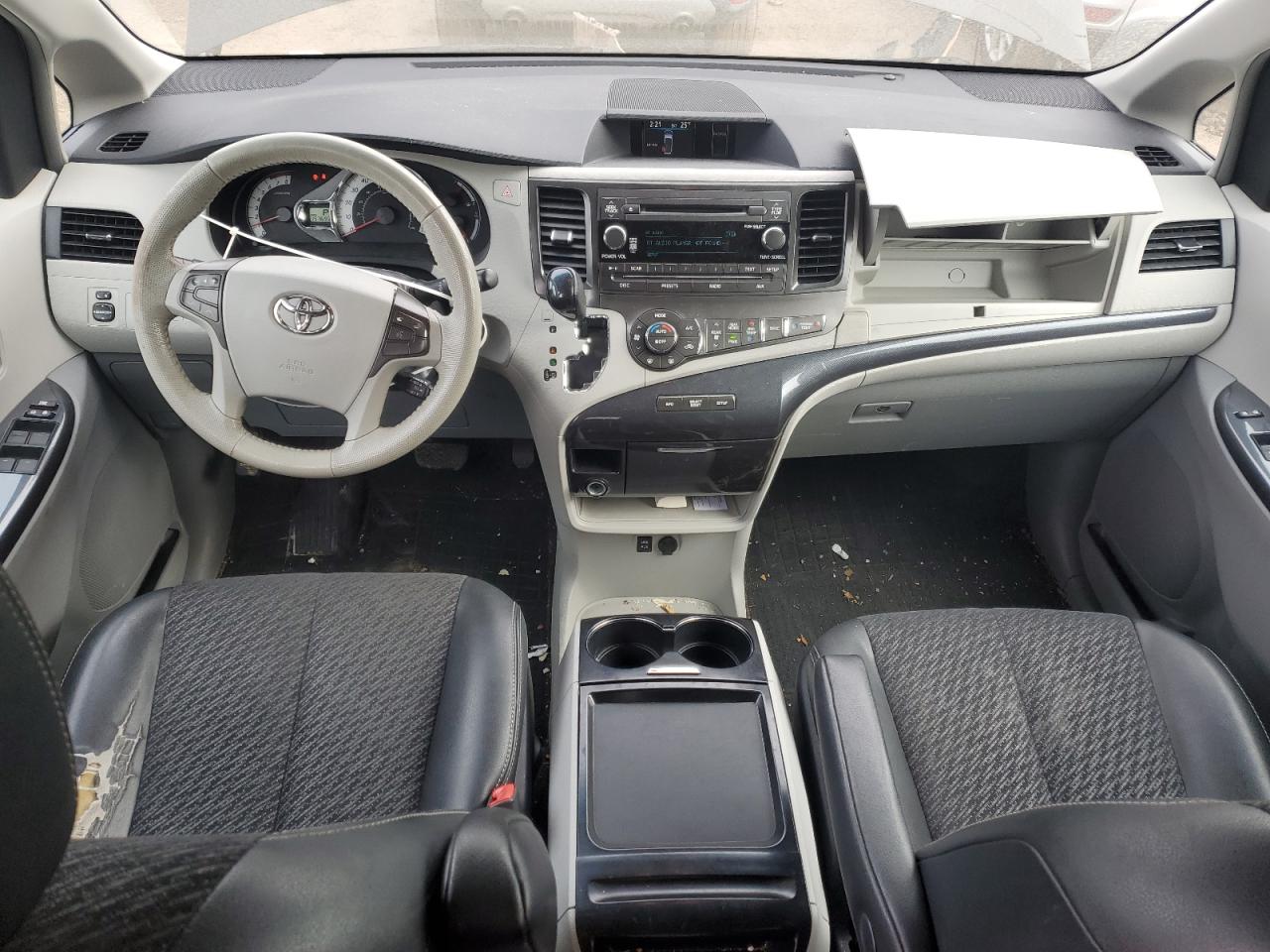 2011 Toyota Sienna VIN 5TDXK3DC1BS064868 Copart auction photo, front end / minor dent/scratches damage thumbnail 8