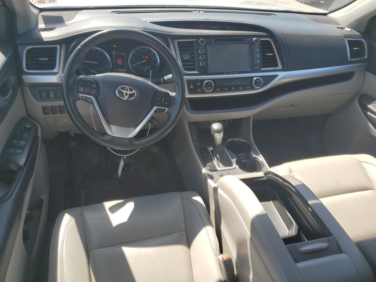 2019 Toyota Highlander VIN 5TDJZRFH7KS596848 Copart auction photo, rear end damage thumbnail 8