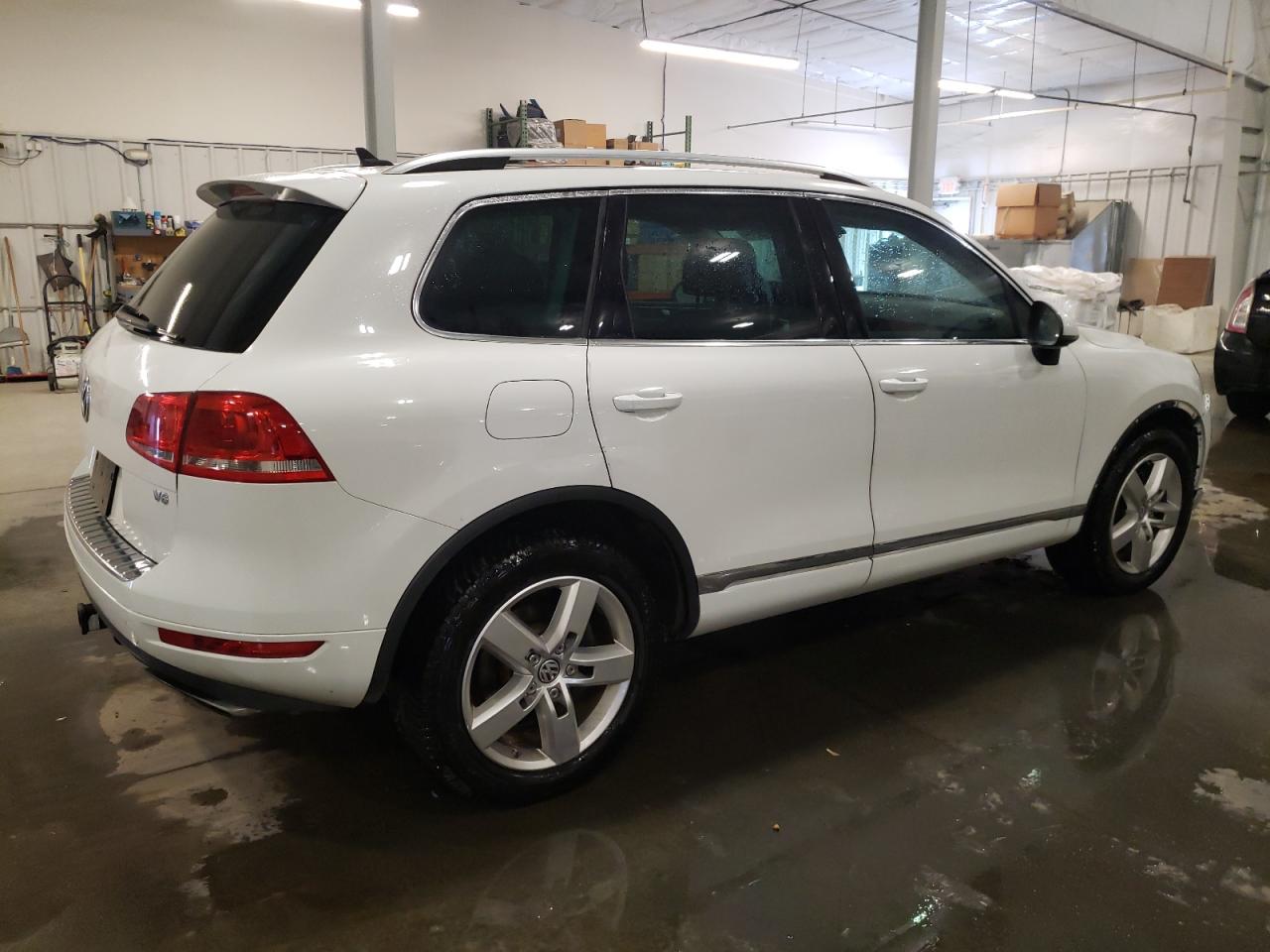2014 Volkswagen Touareg VIN WVGEF9BP0ED006881 Copart auction photo, front end damage thumbnail 3