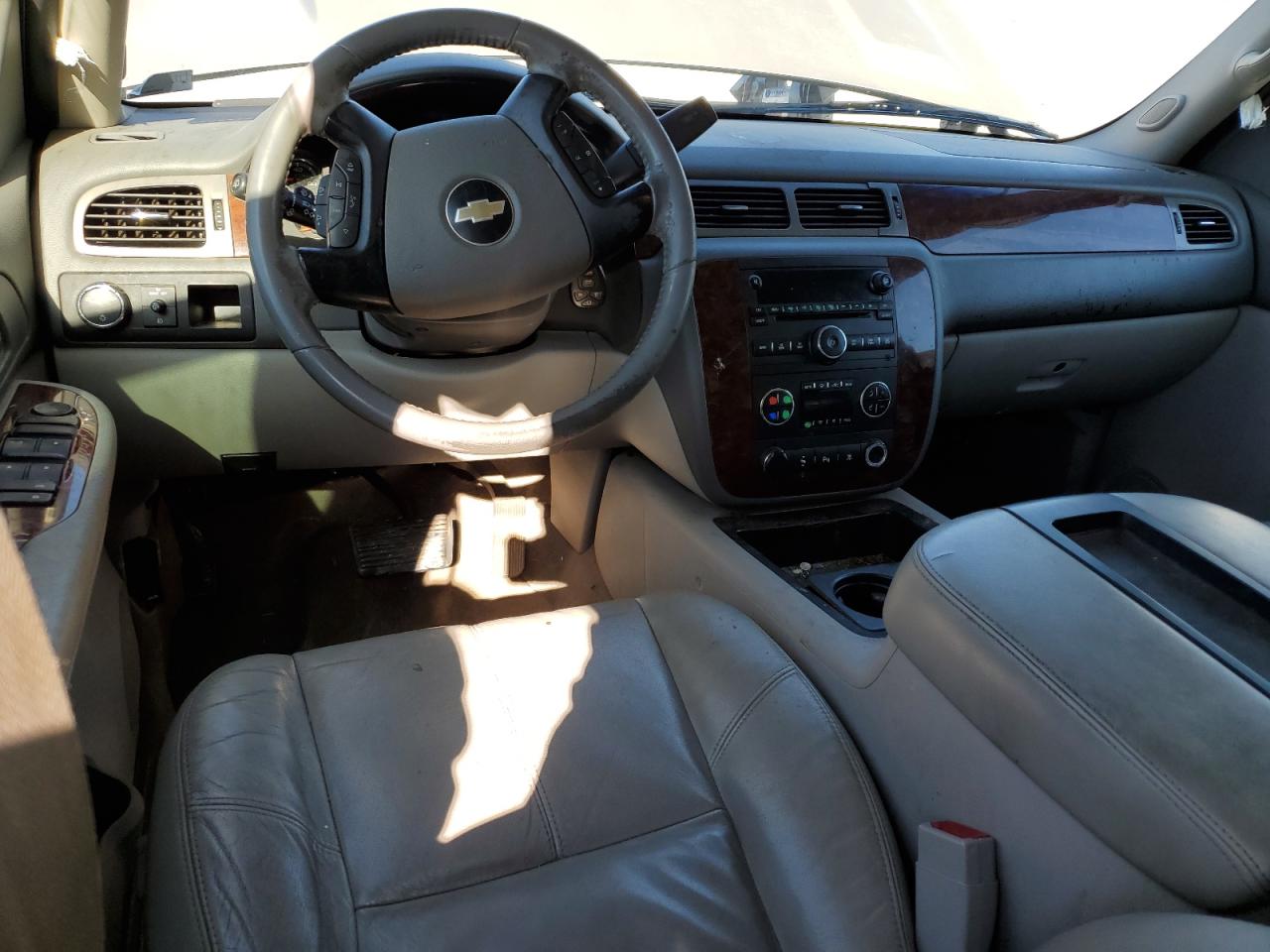 2009 Chevrolet Suburban VIN 1GNFC26089R268105 Copart auction photo, front end / side damage thumbnail 8