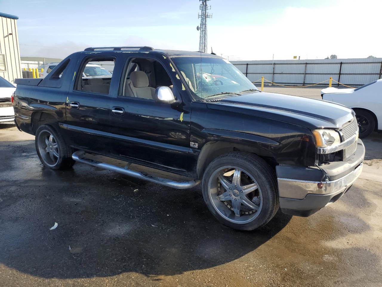 2005 Chevrolet Avalanche VIN 3GNEC12Z75G142905 Copart auction photo, vandalism damage thumbnail 4