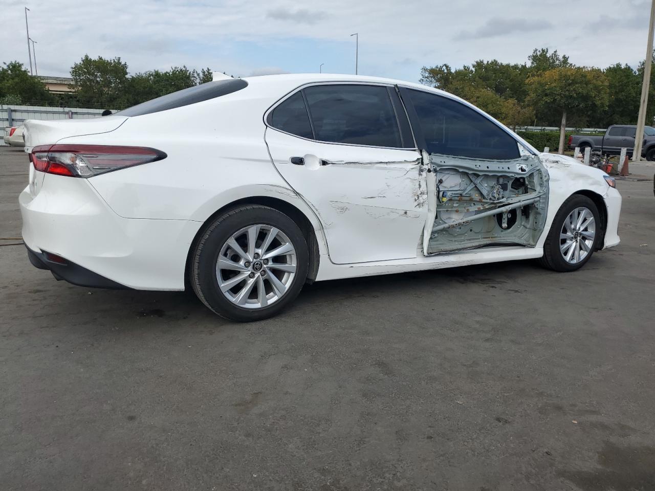 2021 Toyota Camry VIN 4T1C11AK7MU455535 Copart auction photo, side / front end damage thumbnail 3