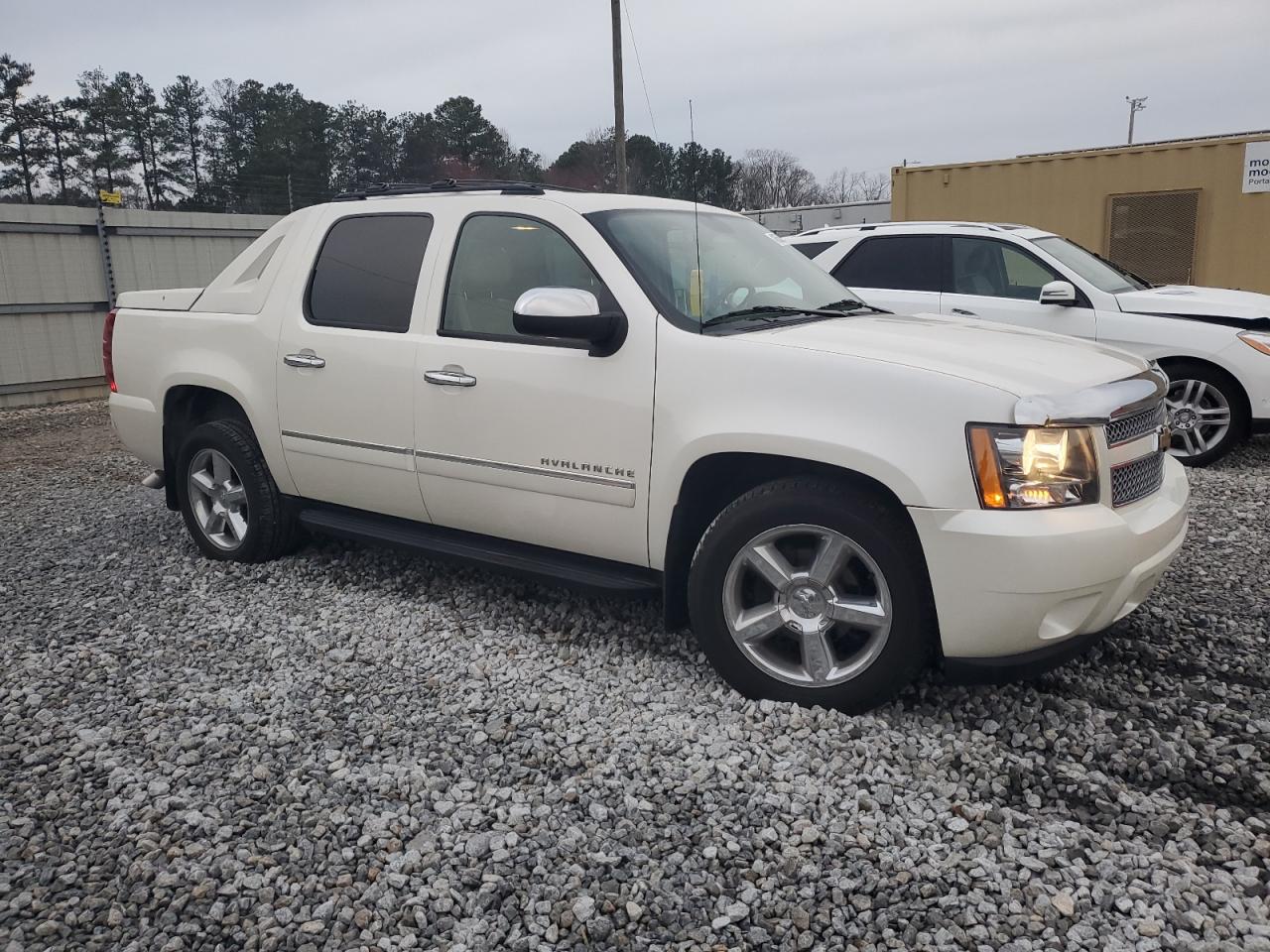 2011 Chevrolet Avalanche VIN 3GNTKGE36BG334977 Copart auction photo, side / minor dent/scratches damage thumbnail 4