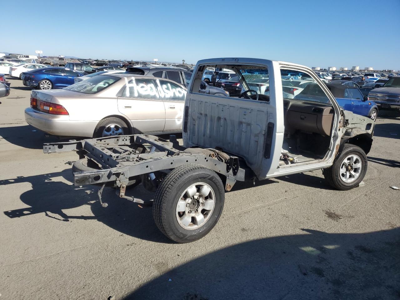 1997 Nissan Navara (Frontier) VIN 1N6SD11S6VC300969 Copart auction photo, vandalism / stripped damage thumbnail 3